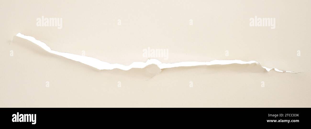 lo strappo longitudinale di un cartone con sfondo trasparente Foto Stock