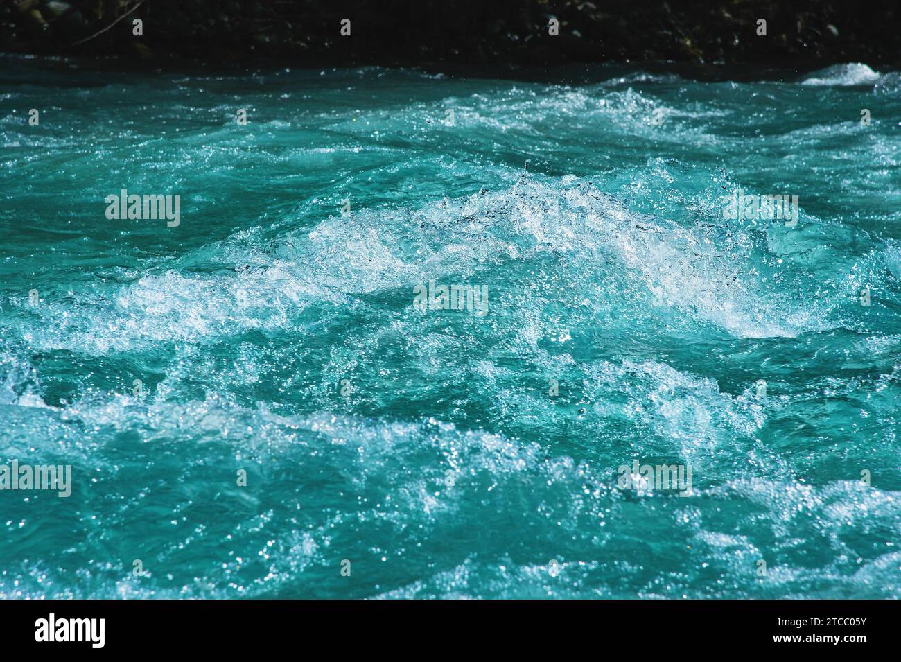 Acqua glaciale cristallina del fiume di colore turchese. Primo piano. Il concetto di acqua potabile naturale pura Foto Stock