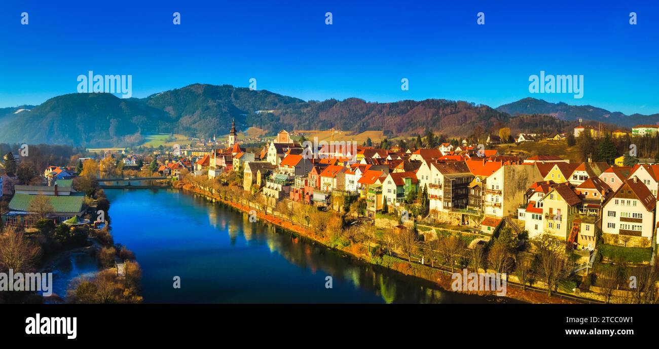 Panorama aereo di Frohnleiten piccola città sopra il fiume Mur in Stiria, Austria. Vista dalla chiesa parrocchiale, dalla città e dal fiume Mur. Famosa destinazione turistica Foto Stock