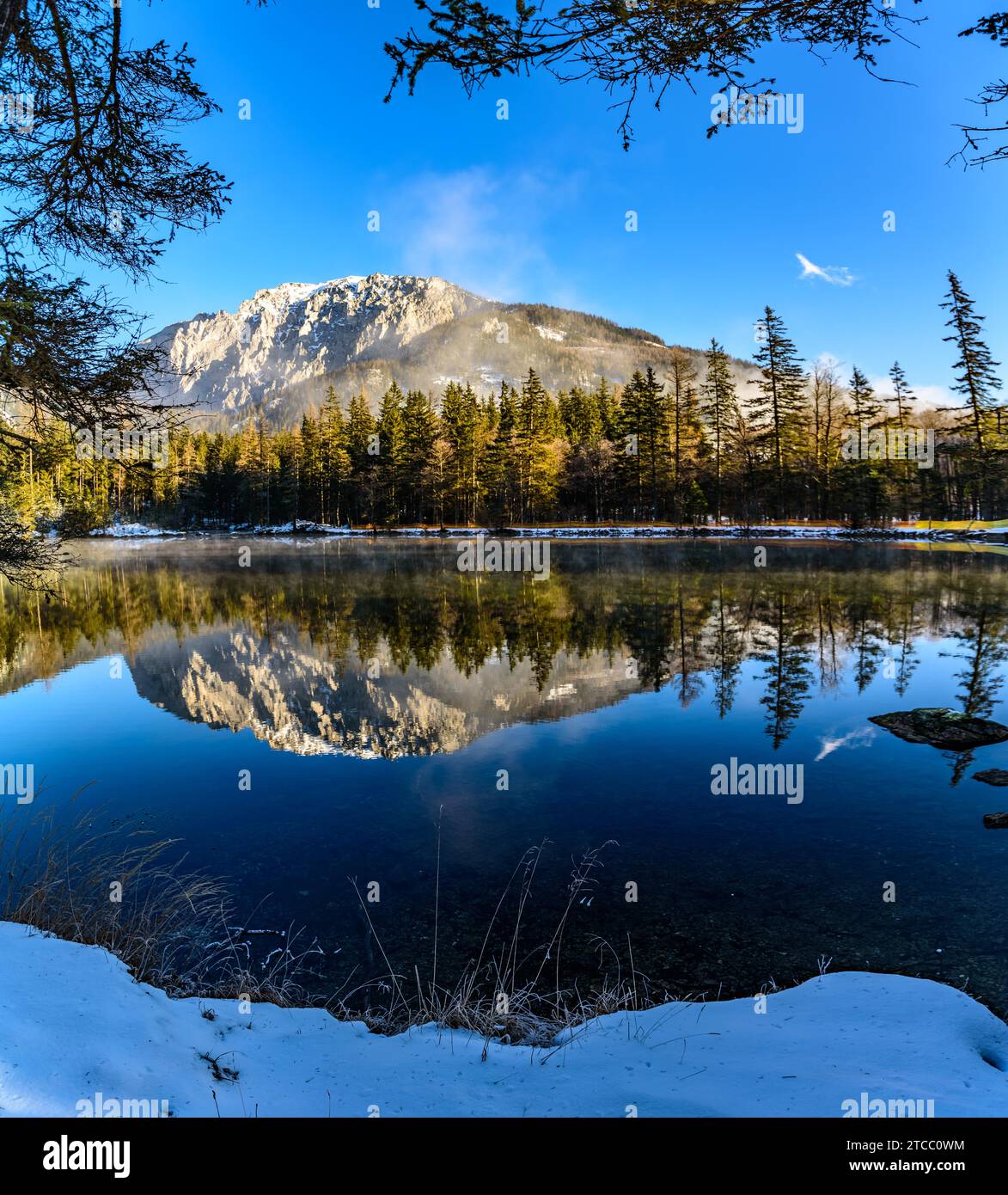 Tranquilla vista sulle montagne con Kreuzteich in Austria Stiria. Destinazione turistica lago Gruner Vedere in inverno. Punto di viaggio situato a Tragos in pietra calcarea Foto Stock