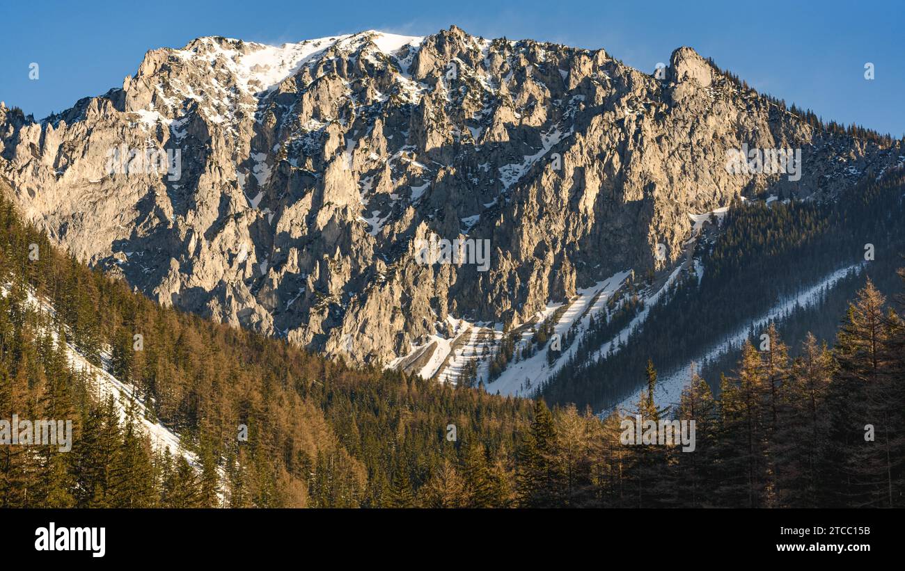 Tranquilla vista sulle montagne di Hochschwab Tragos, Oberort in Austria Stiria. Destinazione turistica lago Gruner Vedere in inverno. Punto di viaggio situato Foto Stock