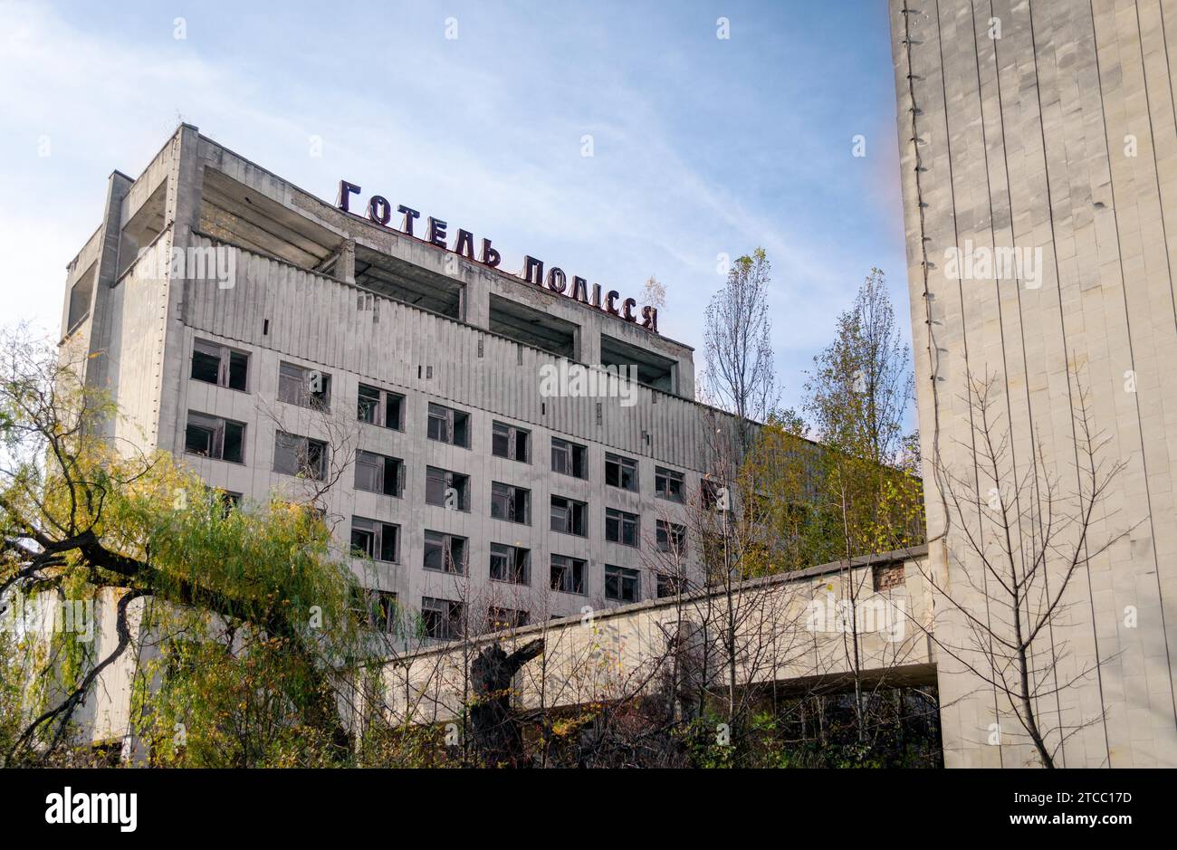 Lettere russe la parola hotel sul tetto di un edificio abbandonato a Chernobyl Ucraina Foto Stock