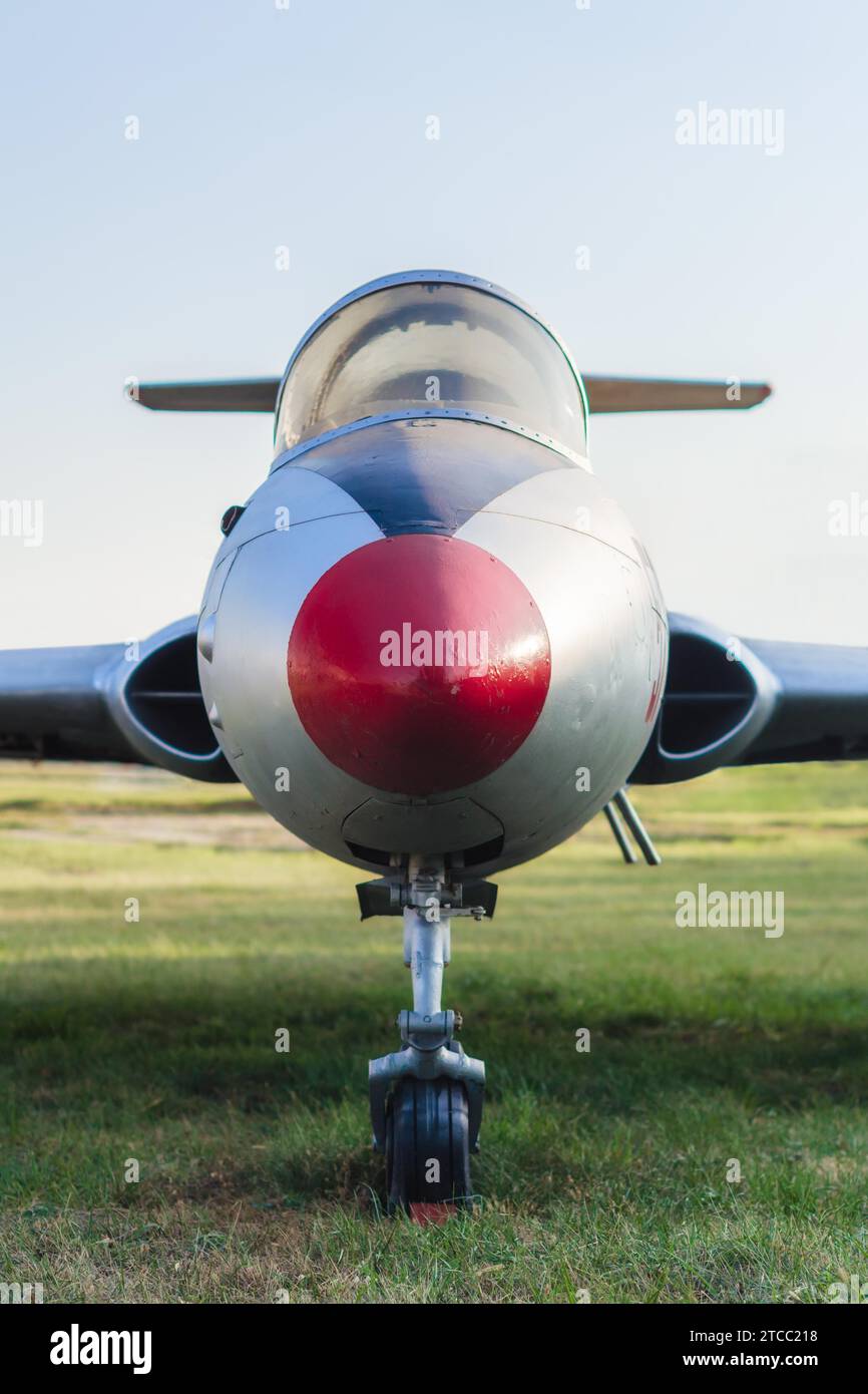 Aereo sportivo d'epoca sull'erba al primo piano dell'aeroporto su sfondo blu Foto Stock