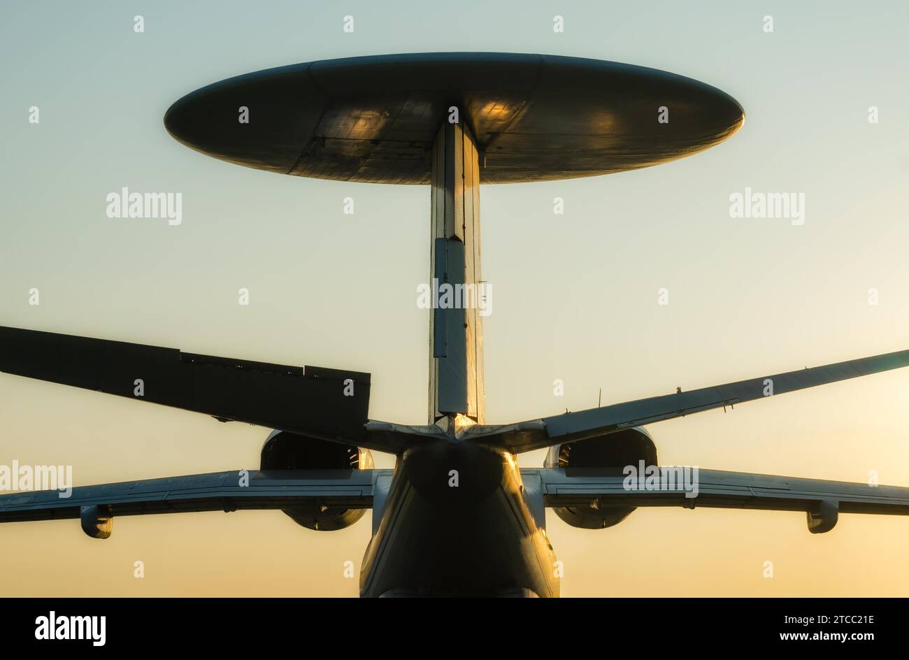 Silhouette esercito russo ricognizione grande aereo con un'antenna rotonda in isolamento Foto Stock