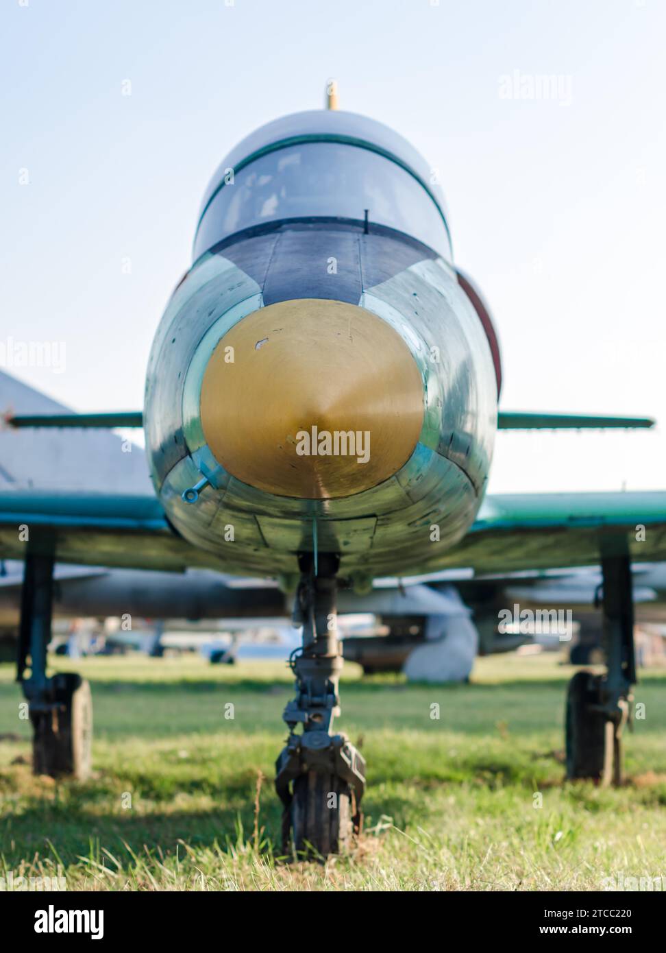 Aerei da ricognizione militare d'epoca all'aeroporto su erba su sfondo blu Foto Stock