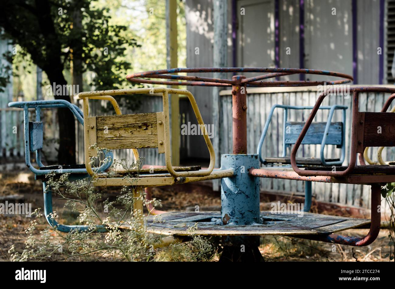 Vecchia giostra sullo sfondo di una vecchia casa Foto Stock