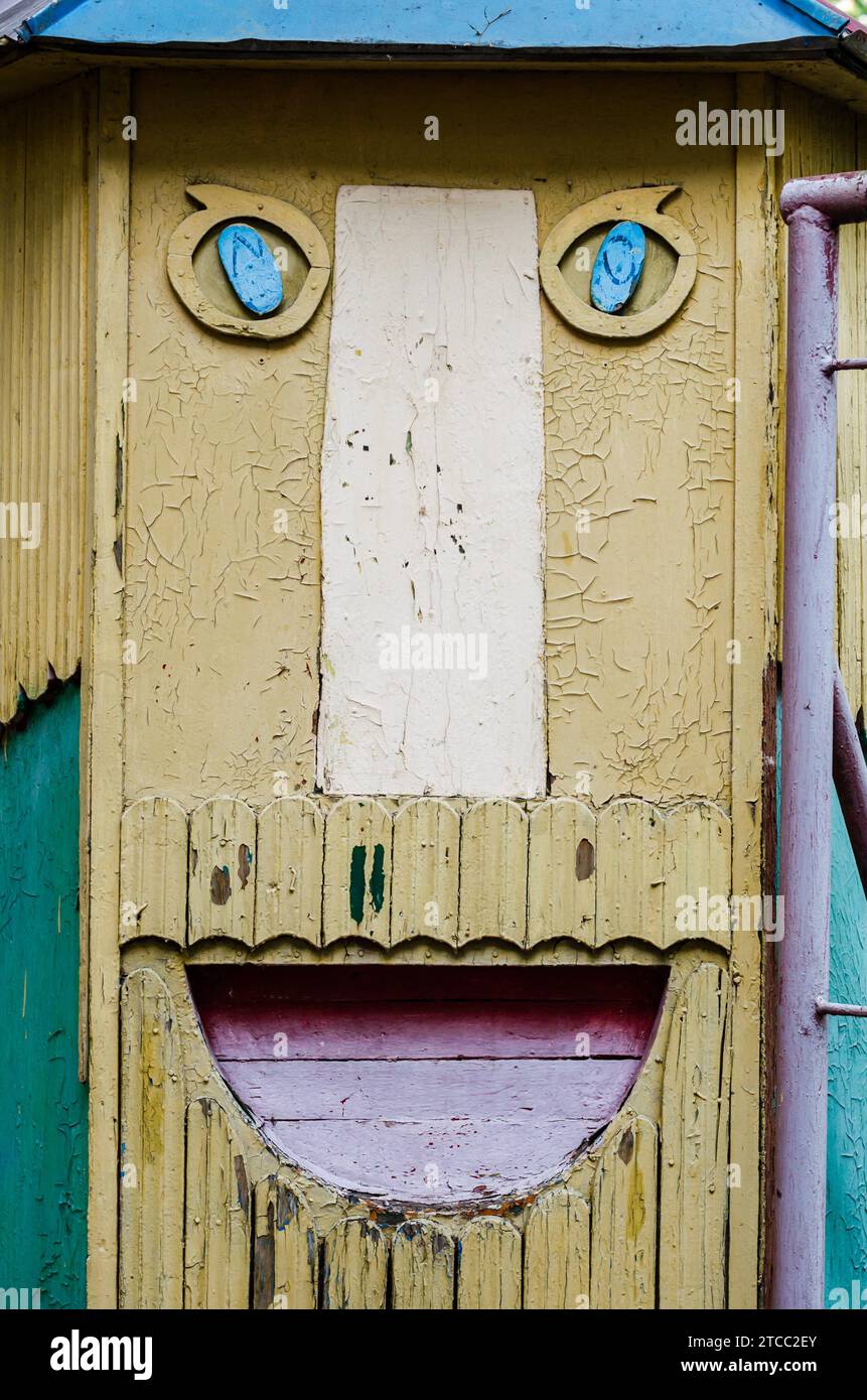 Facciata dell'edificio con l'immagine del volto di un personaggio fiabesco in un parco divertimenti Foto Stock