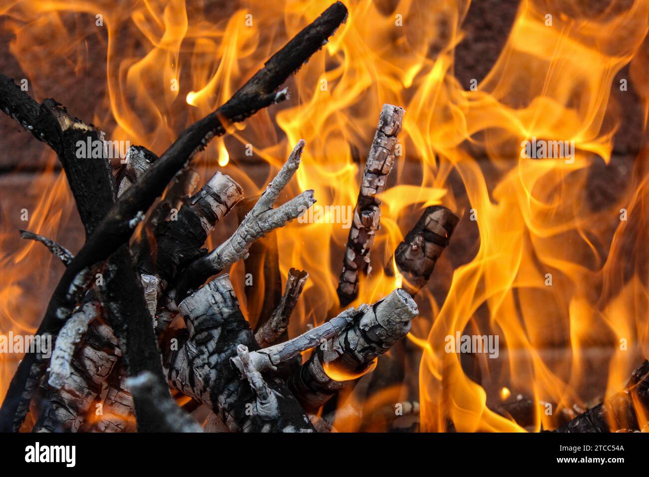 Legna in fiamme, fuoco con grandi fiamme arancioni Foto Stock