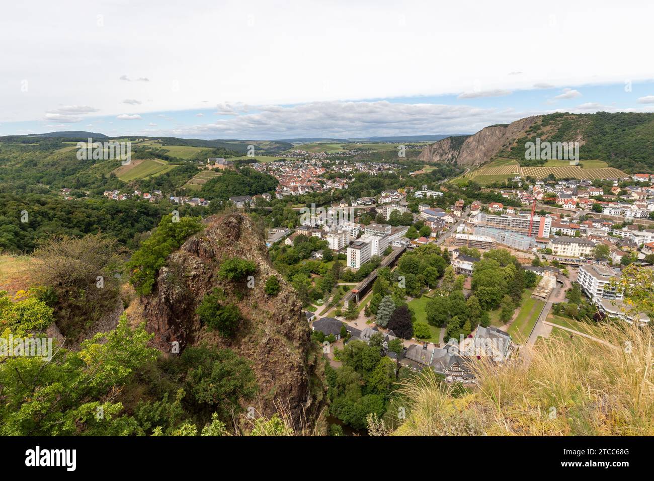 Vista panoramica da Rheinrofenstein alla città di Bad Muenster am Stein-Ebernburg con il castello di Ebernburg Foto Stock