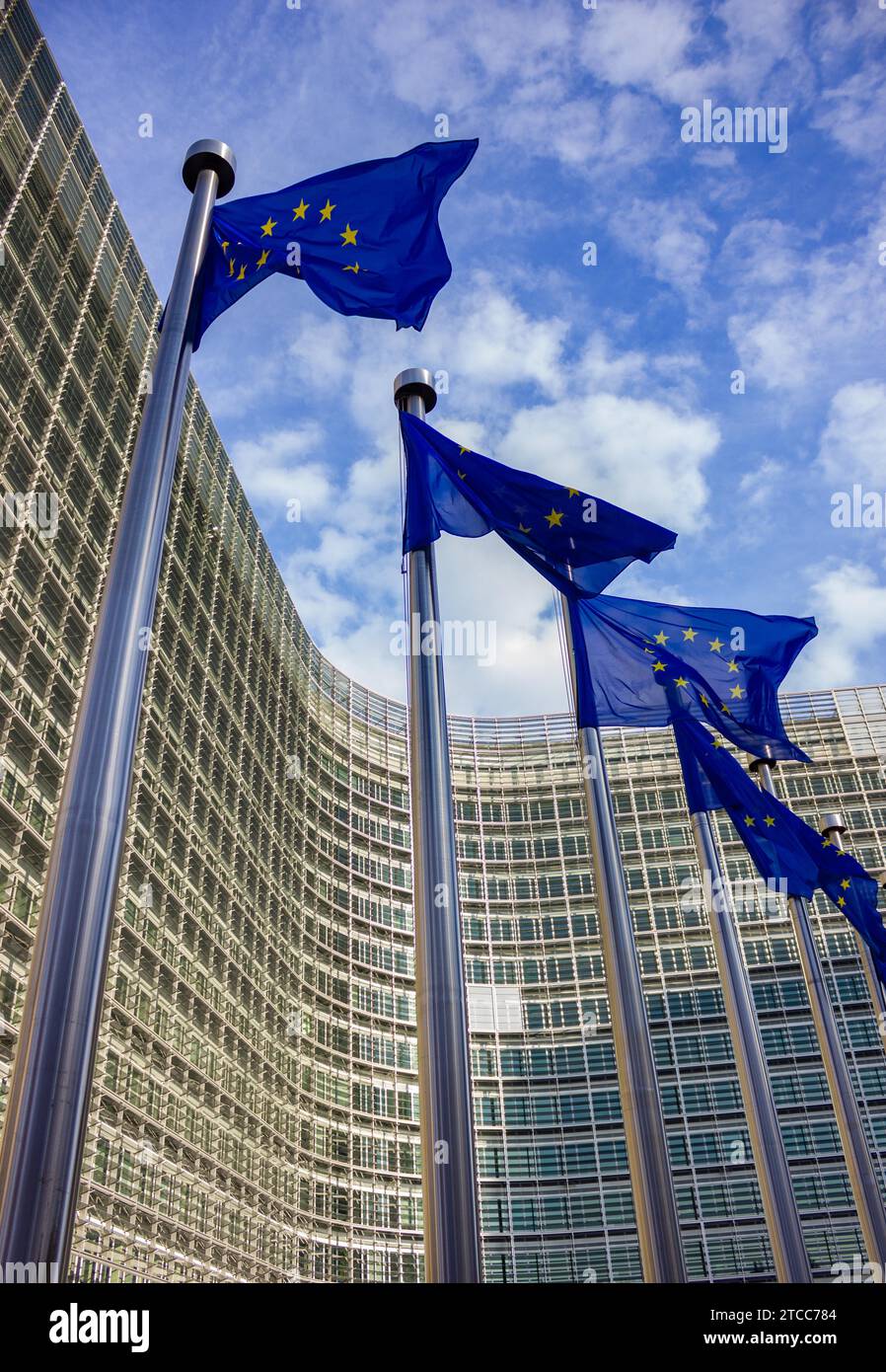 Una foto dell'edificio le Berlaymont che si affaccia su alcune bandiere dell'Unione europea Foto Stock