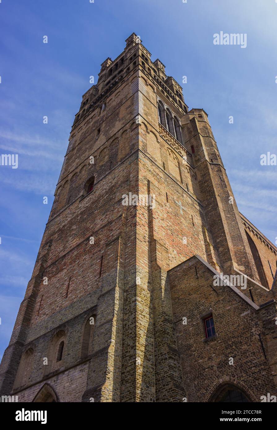 Una foto del St. La torre della cattedrale di Salvator vista dal basso Foto Stock