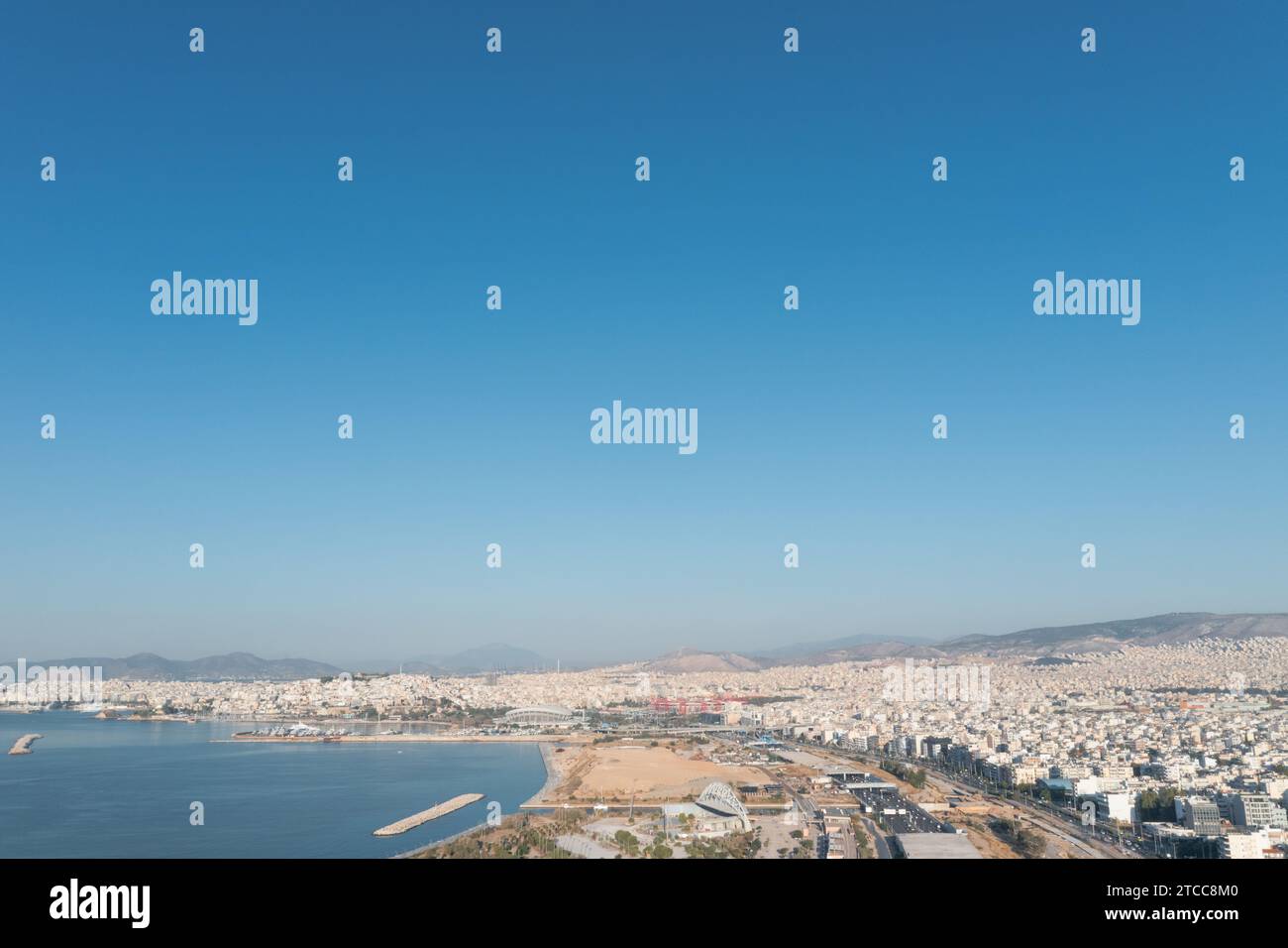 Riviera ateniese: L'Urbanità costiera incontra l'Egeo Foto Stock