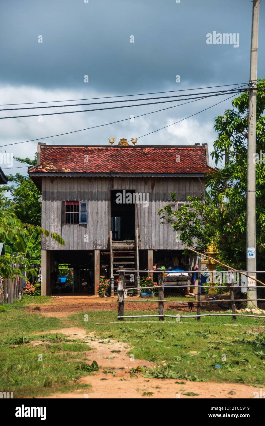 Alloggi lungo la strada da Siem Reap a Kampong Cham in Cambogia Foto Stock