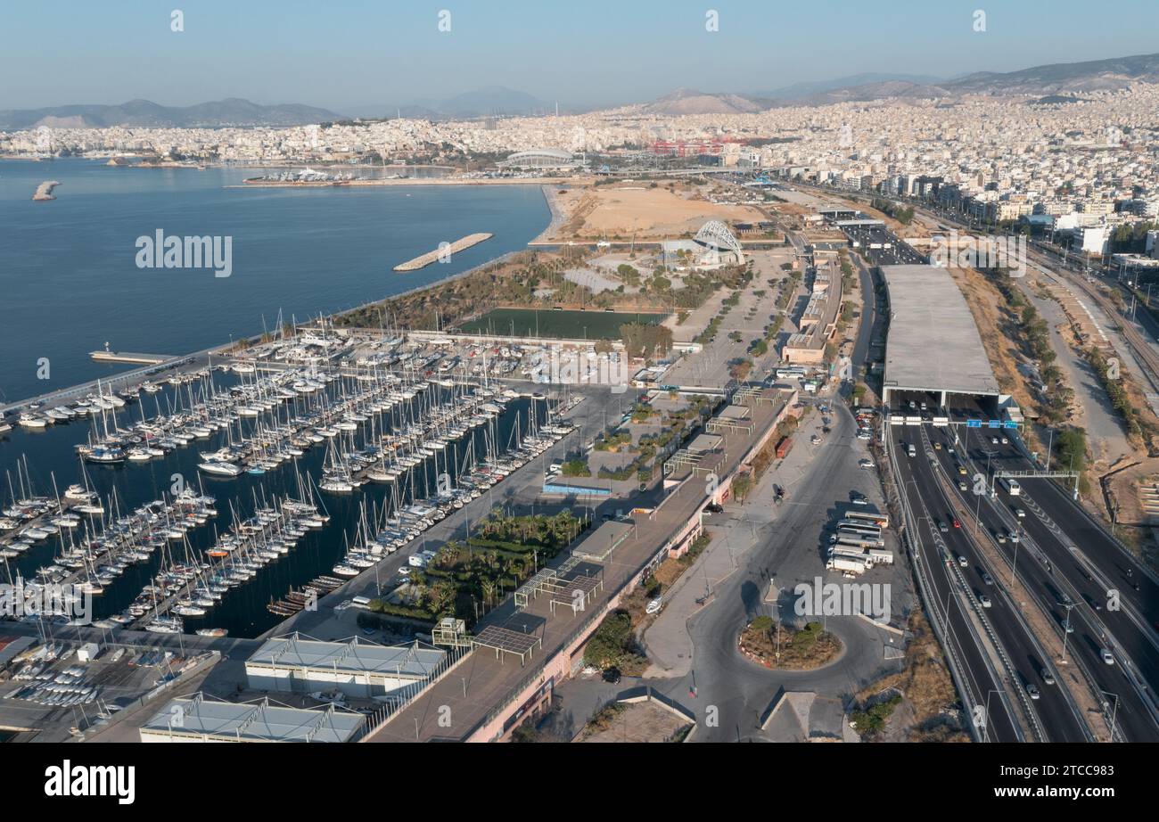 Porto di Kallithea, yacht e Poseidon Road Atene all'alba Foto Stock