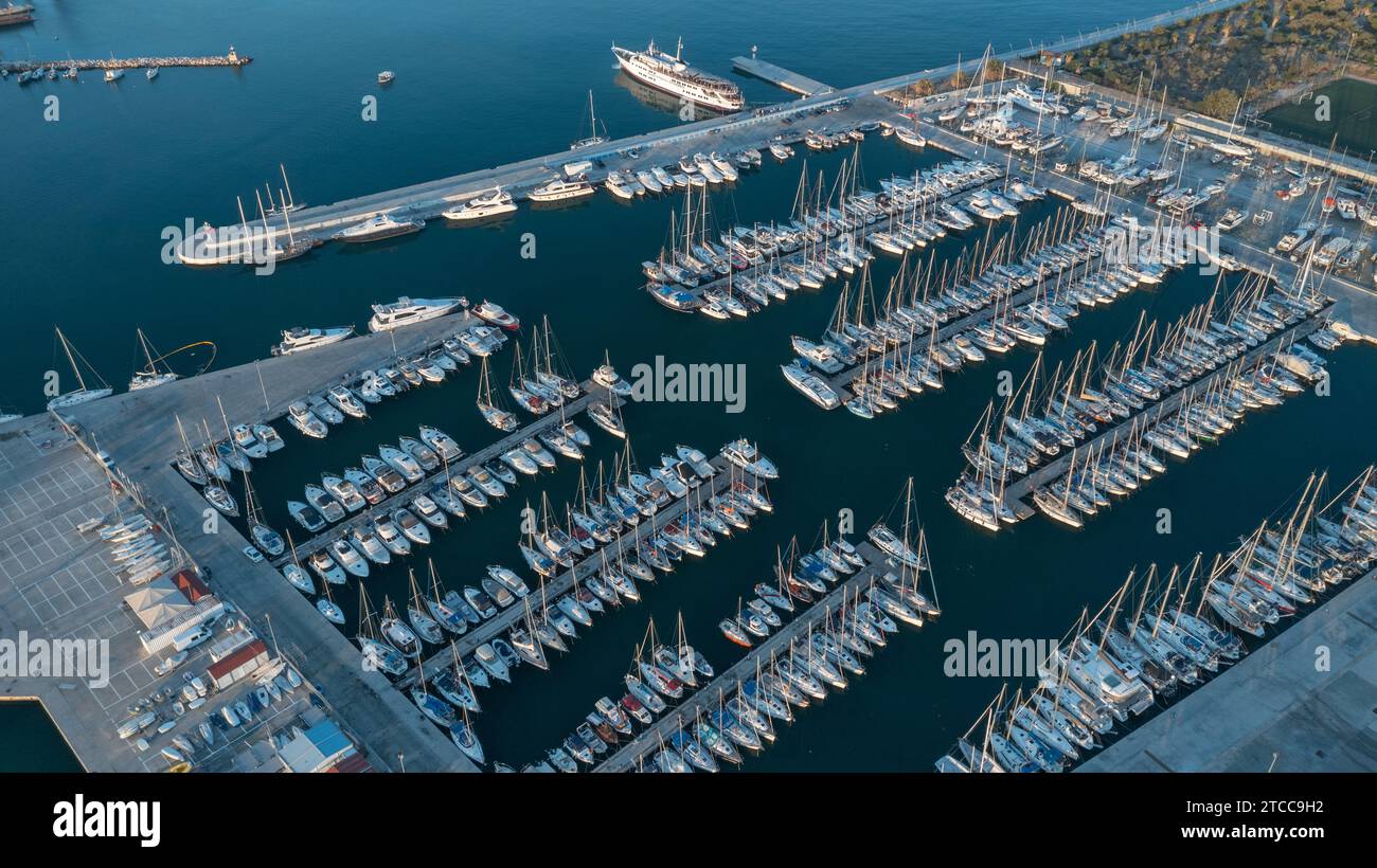 Harbor Serenity: La maestosa Marina all'alba Foto Stock
