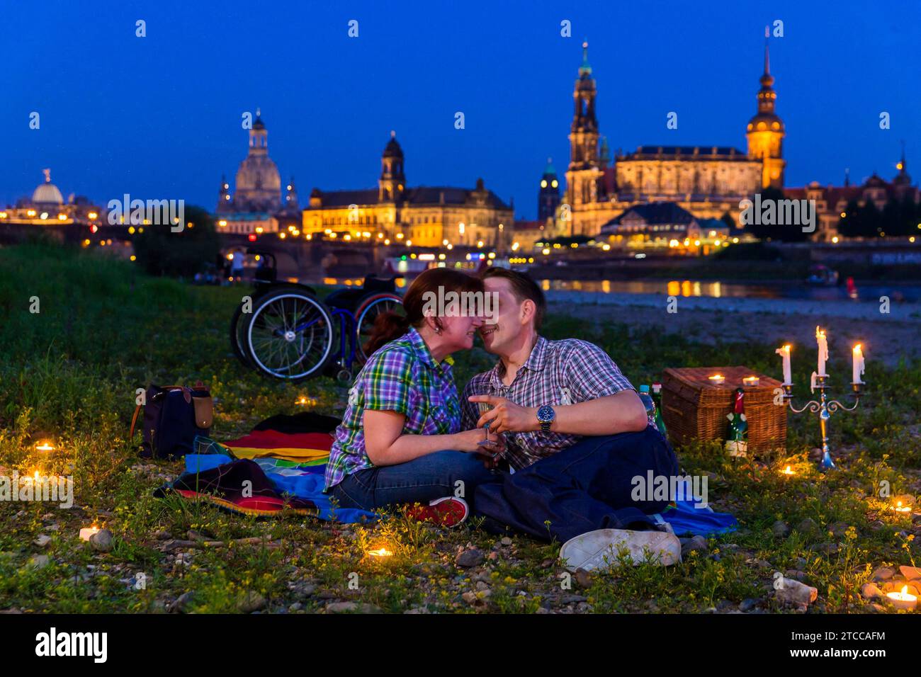 Picnic sulle rive dell'Elba a Dresda Foto Stock