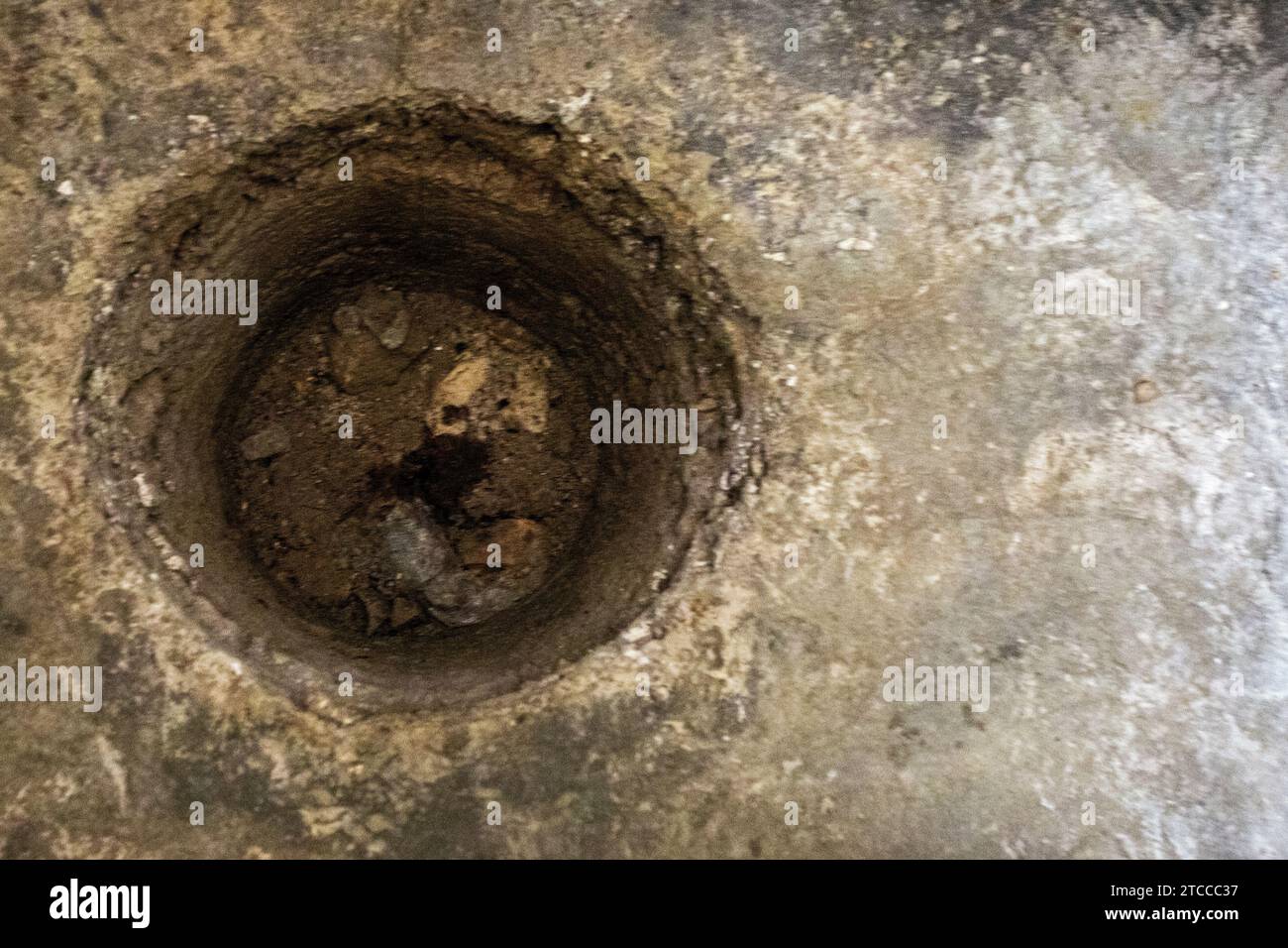 buco per un bagno in un tunnel durante la guerra. Guerra in Ucraina e Israele Foto Stock