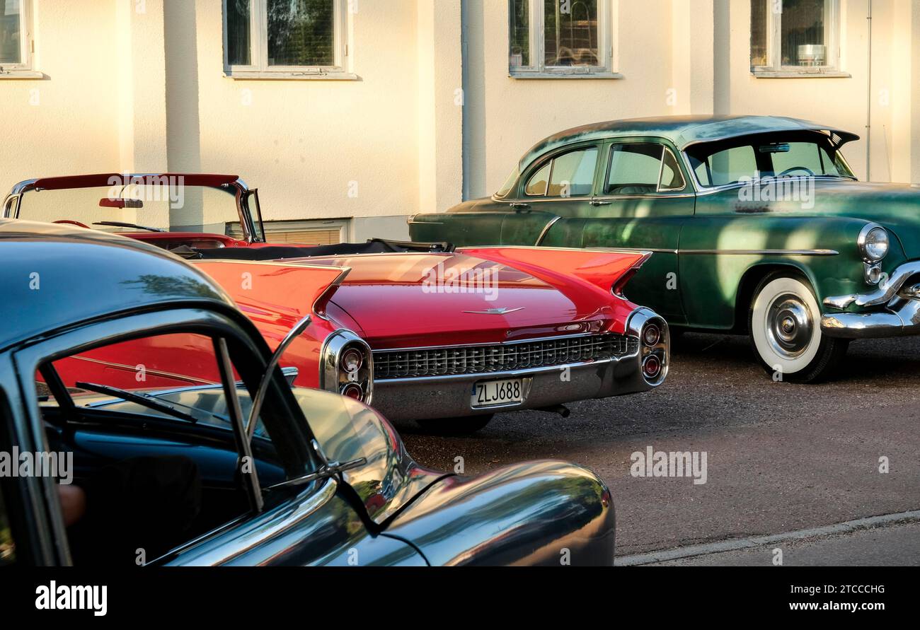 Tre auto d'epoca americane, tra cui una Cadillac rossa e una Oldsmobile verde, Raettvik, Dalarna, Svezia Foto Stock