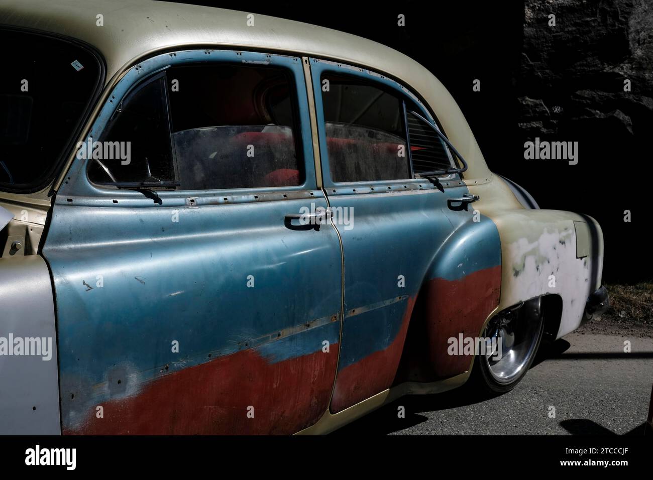 Auto d'epoca americana, verniciata a colori e arrugginita, Toecksfors, Vaermland, Svezia Foto Stock