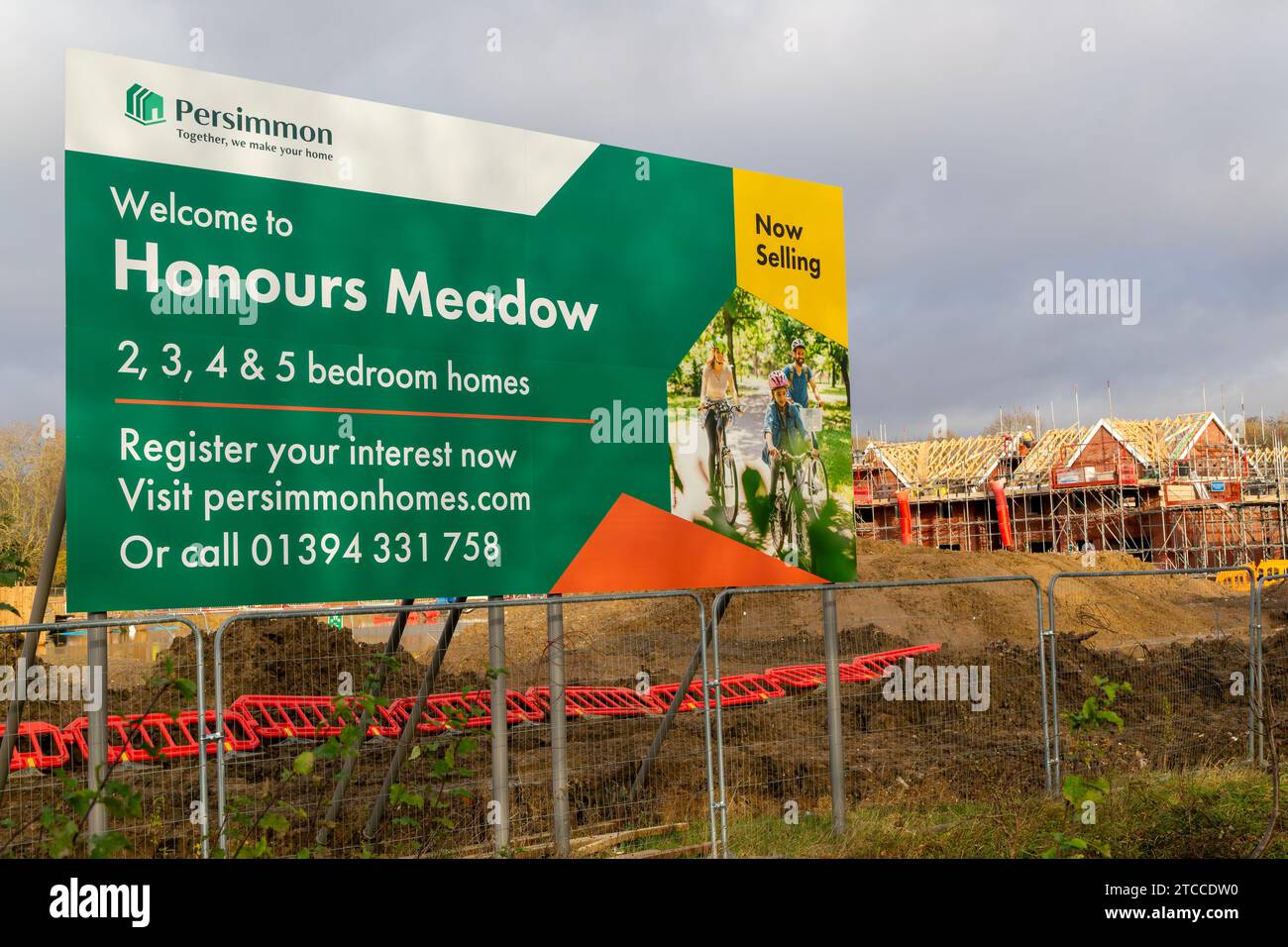 Pubblicità Affissioni costruzione di nuovi edifici, Persimmon immobiliare, Honours Meadow, Rendlesham, Suffolk, Inghilterra, Regno Unito Foto Stock