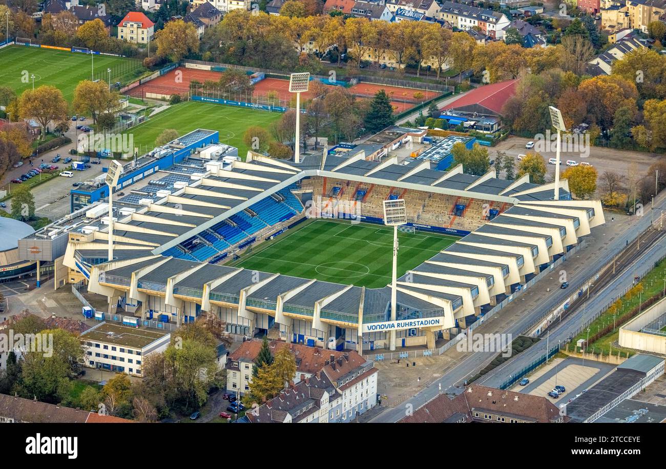 Vista aerea, stadio della Bundesliga, campo da calcio Vonovia Ruhrstadion del VfL Bochum 1848 con alberi a fari, Grumme, Bochum, area della Ruhr, North Rhine-Wes Foto Stock