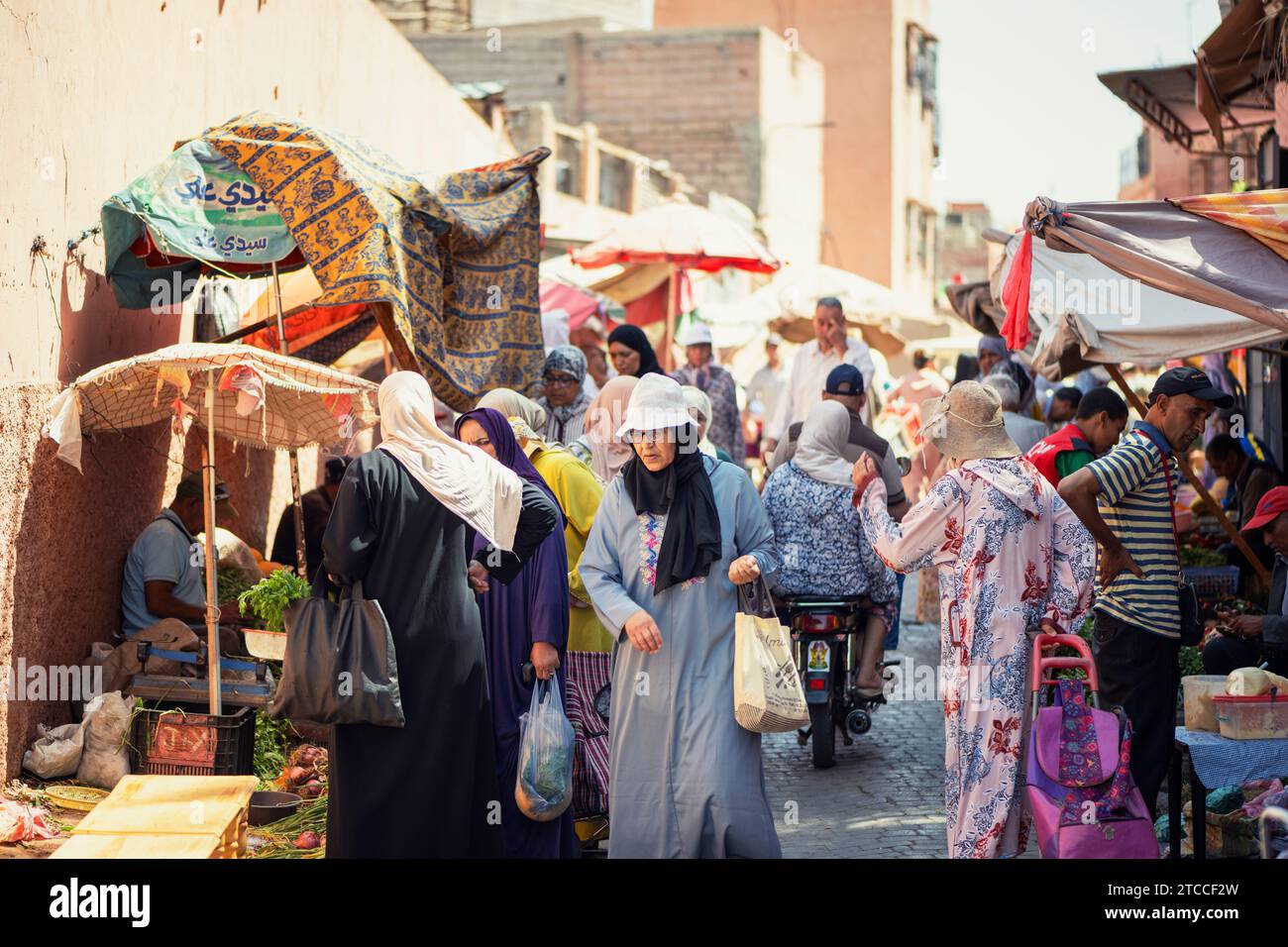 Marrakesh, Marocco: Popolo marocchino in un mercato di verdure di strada all'interno della Medina di Marrakech. Foto Stock