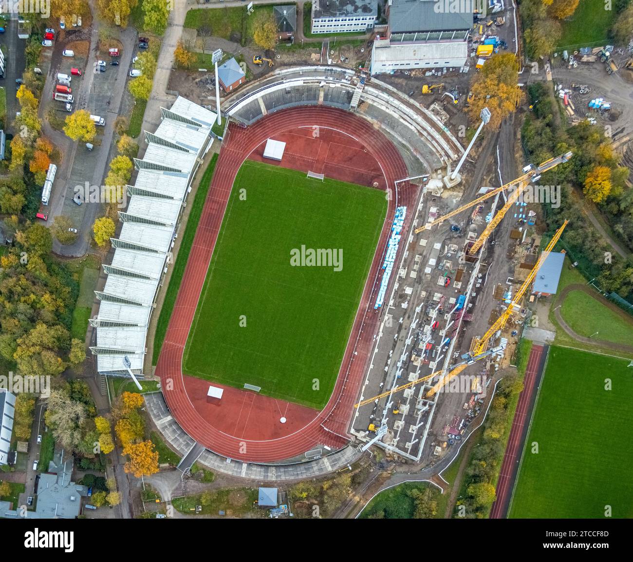 Vista aerea, campo da calcio Lohrheidestadion e stadio di atletica di SG Wattenscheid 09, cantiere con nuova tribuna ovest, Leithe, Bochum, Ruhr ar Foto Stock