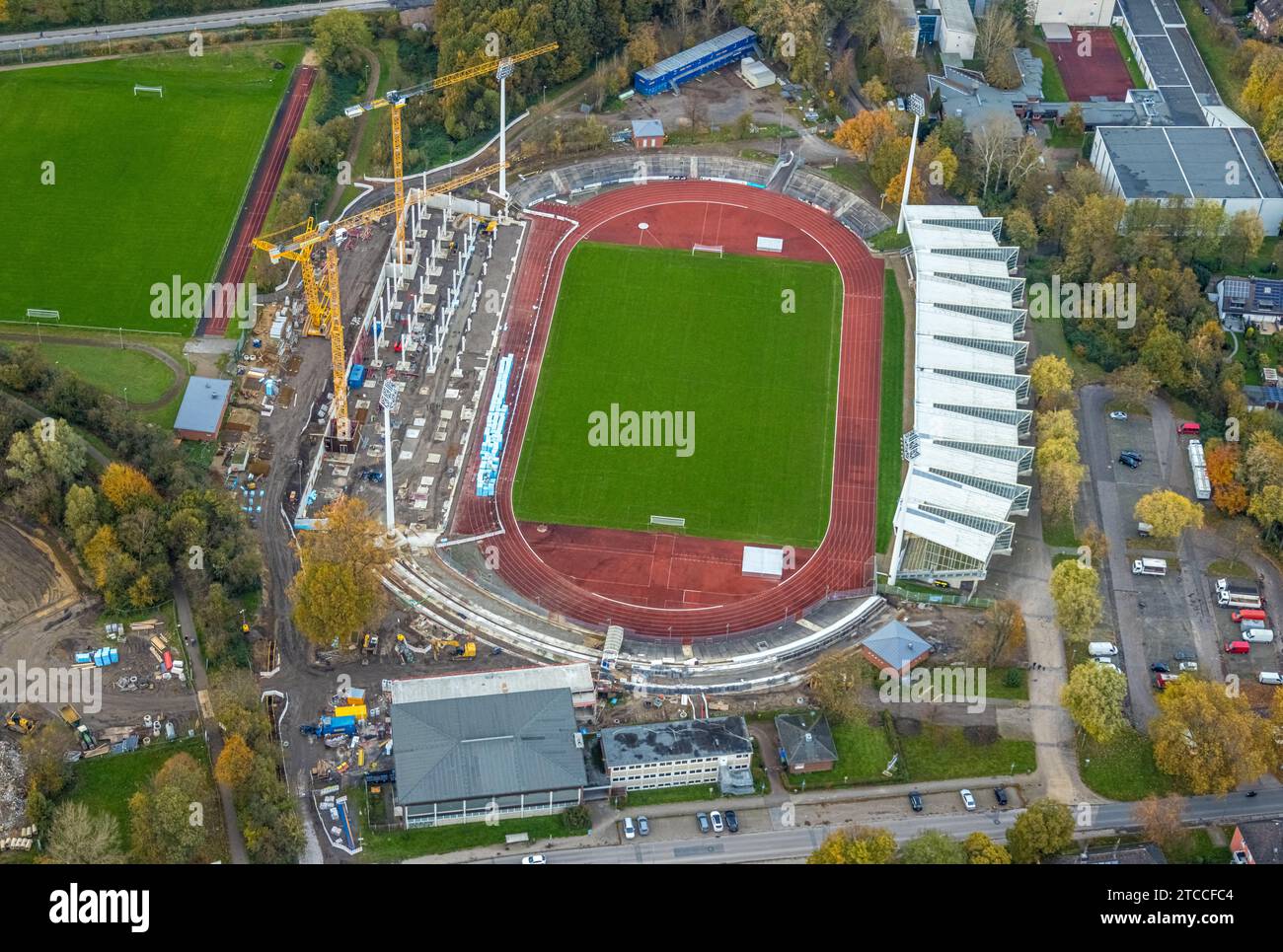 Vista aerea, campo da calcio Lohrheidestadion e stadio di atletica di SG Wattenscheid 09, cantiere con nuova tribuna ovest, Leithe, Bochum, Ruhr ar Foto Stock