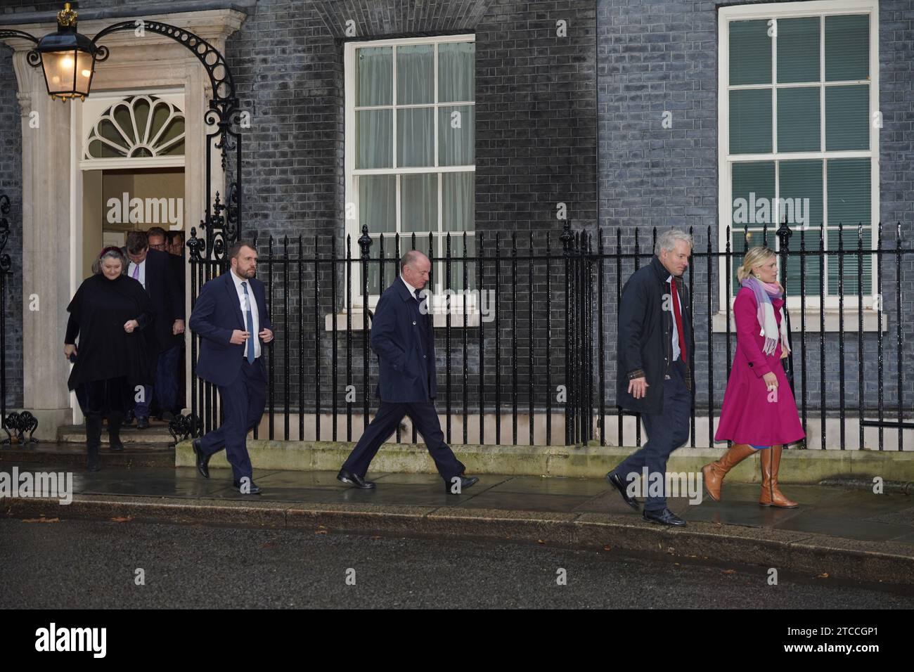 (Da sinistra a destra) i deputati conservatori Jill Mortimer, Jonathan Gullis, Marco Longhi, Danny Kruger e Miriam Cates, lasciando Downing Street, Londra, a seguito di un incontro per colazione con il primo ministro Rishi Sunak, che sta lottando per riconciliare le richieste concorrenti dei deputati Tory sul suo piano in Ruanda. Gli aspiranti ribelli hanno avvertito che è ancora necessario un intervento chirurgico importante per fissare la legislazione di punta in materia di asilo. Data immagine: Data foto: Martedì 12 dicembre 2023. Foto Stock