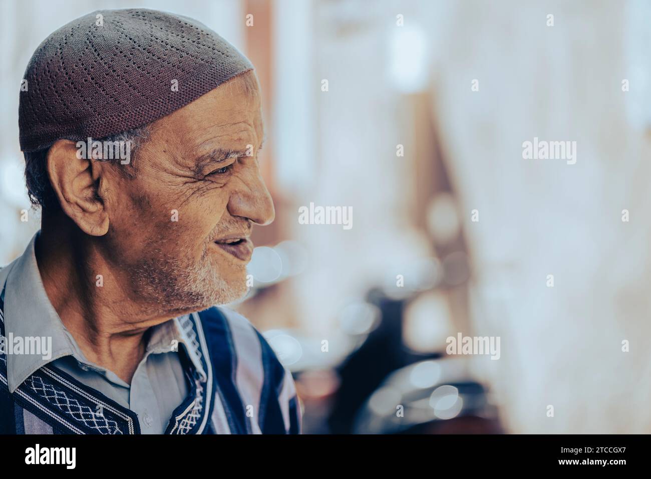 Marrakech, Marocco: Ritratto di un uomo musulmano marocchino che indossa abiti tradizionali e un cappello kufi. Gente di Marrakech. Foto Stock