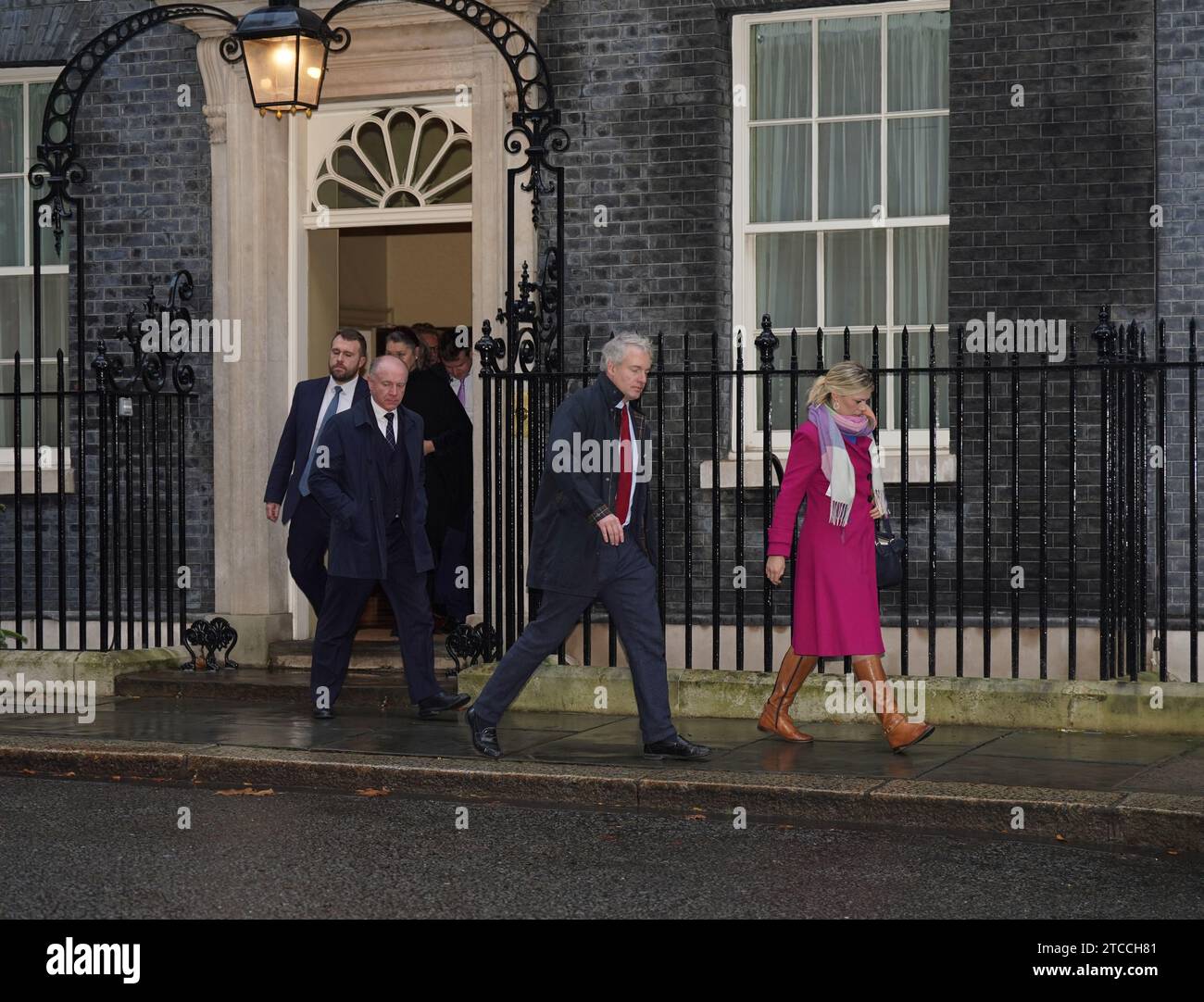 (Da sinistra a destra) i deputati conservatori Jonathan Gullis, Marco Longhi, Danny Kruger e Miriam Cates, lasciando Downing Street, Londra, dopo un incontro a colazione con il primo ministro Rishi Sunak, che sta lottando per riconciliare le richieste concorrenti dei deputati Tory sul suo piano in Ruanda. Gli aspiranti ribelli hanno avvertito che è ancora necessario un intervento chirurgico importante per fissare la legislazione di punta in materia di asilo. Data immagine: Data foto: Martedì 12 dicembre 2023. Foto Stock