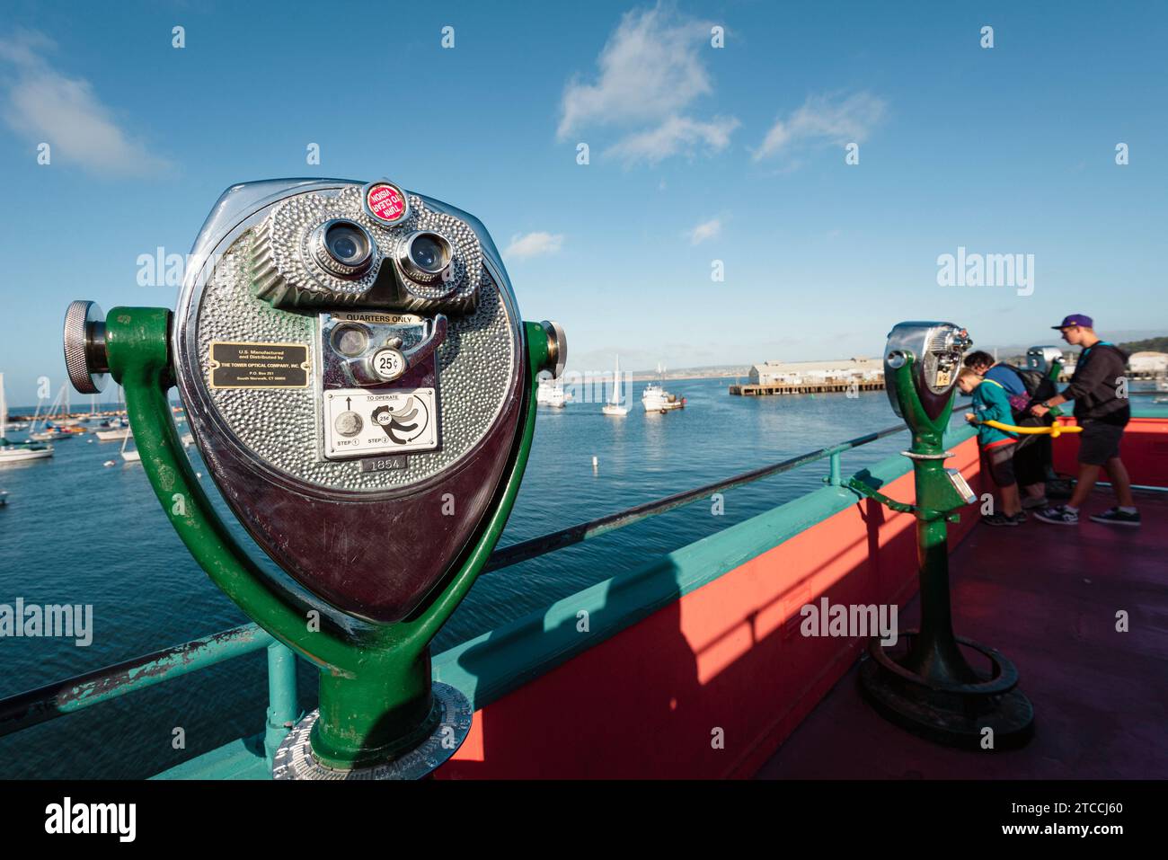 Una serie di binocoli pubblici a gettoni sul molo di Monterey, California, USA Foto Stock