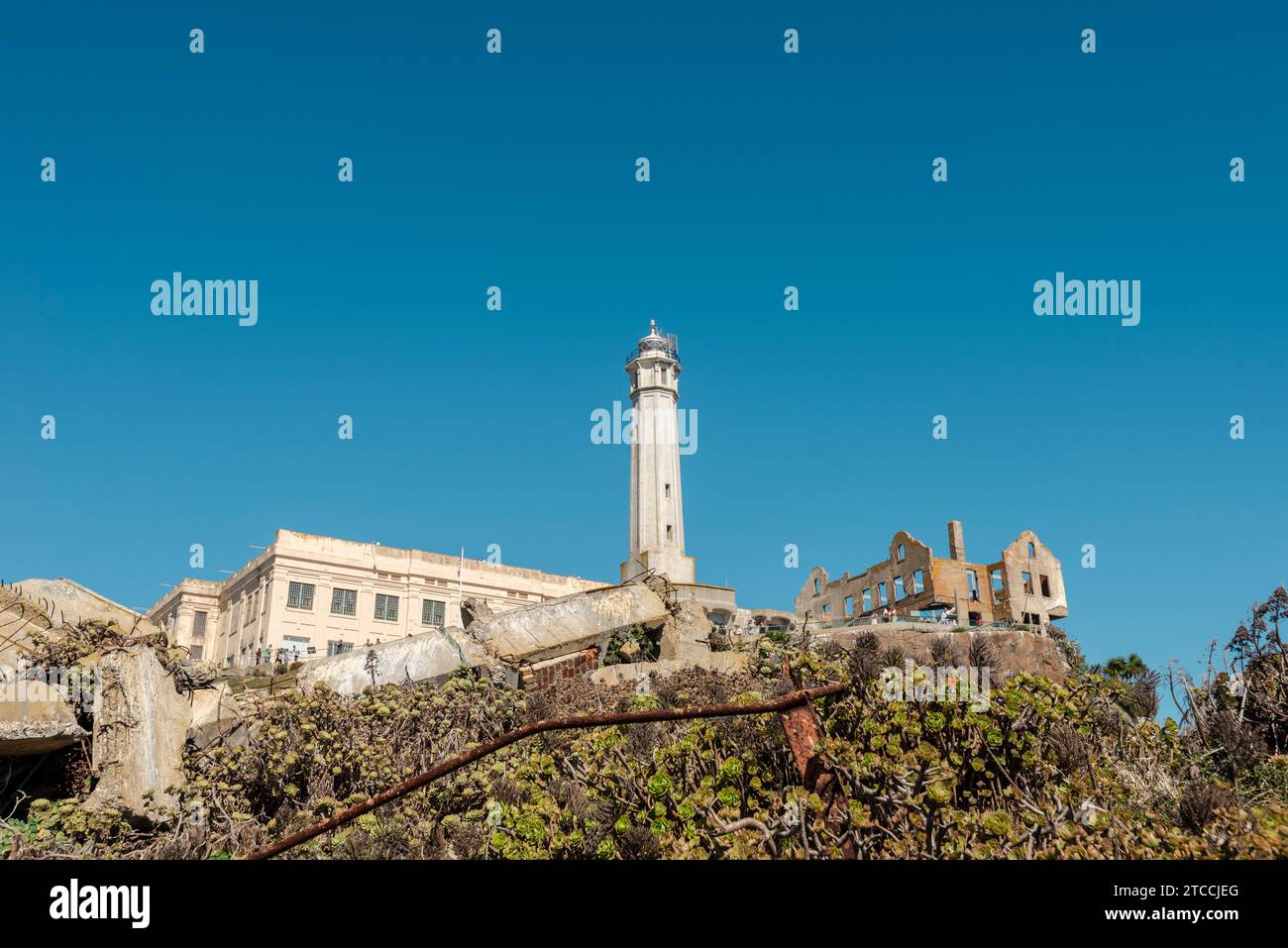 Le rovine di Alcatraz viste da un punto basso dell'isola vicino a San Francisco negli Stati Uniti Foto Stock