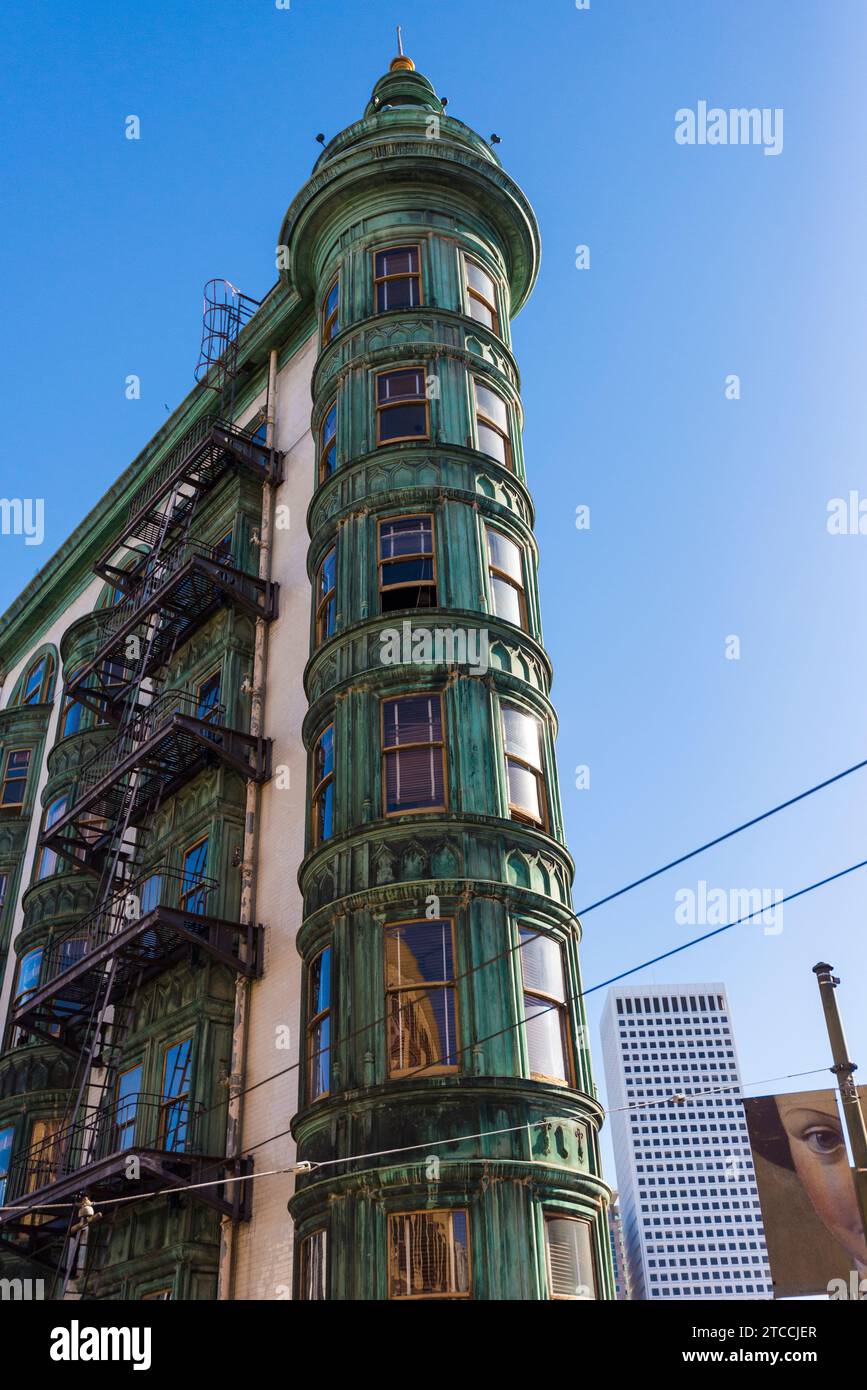 Uno dei molti edifici architettonici impressionanti nel centro di San Francisco negli Stati Uniti Foto Stock