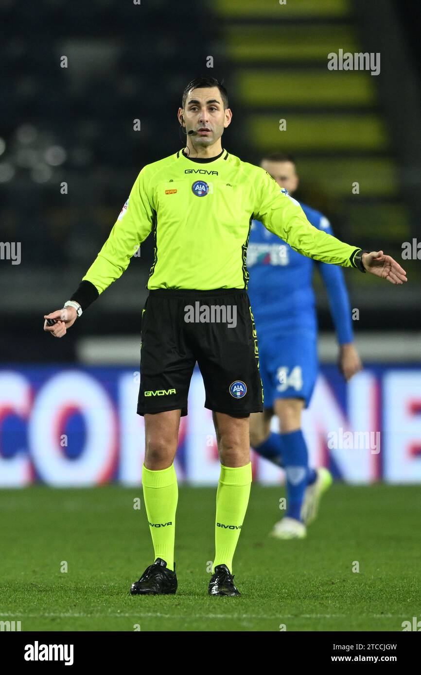 Andrea Colombo (arbitro) durante la partita italiana di serie A tra Empoli 1-1 Lecce allo Stadio Carlo Castellani l'11 dicembre 2023 ad Empoli, Italia. Credito: Maurizio Borsari/AFLO/Alamy Live News Foto Stock