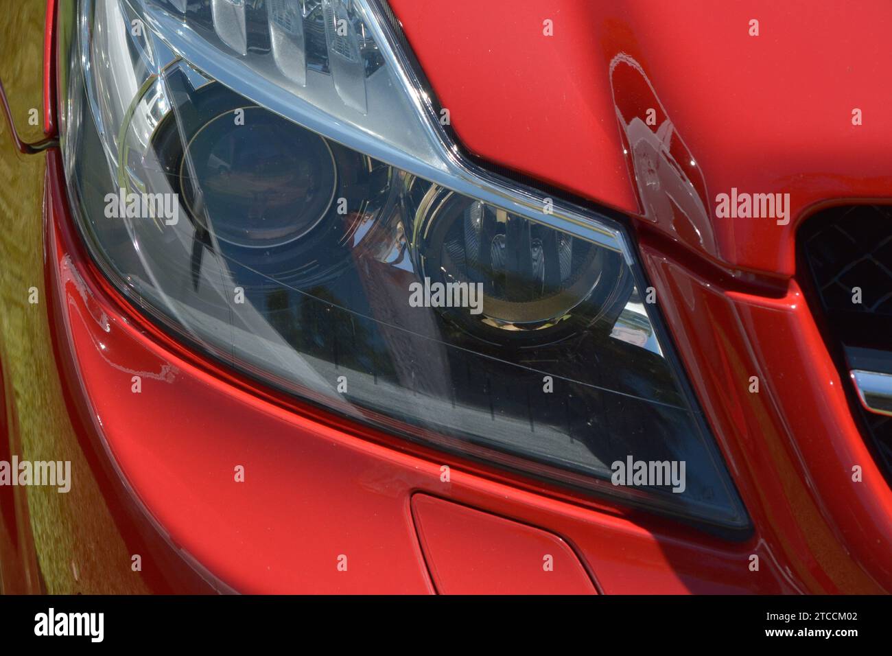 Foto del faro di un'auto nuova. Foto Stock