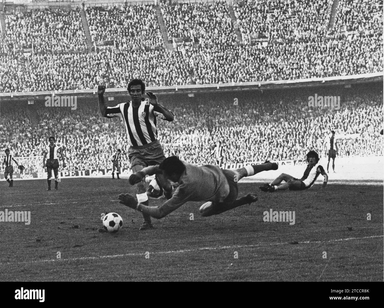 Madrid, 20/5/1973.- partita di campionato tra Atlético de Madrid e Deportivo de la Coruña, conclusa con la vittoria della squadra locale 3-1. Nell'immagine, il rosso e il bianco Luis Aragonés avanza con la palla verso il gol avversario nella partita finale del campionato, giocata allo stadio Vicente Calderón. Atlético è stato proclamato campione del campionato 1972-731-0 Luis Aragonés min.29 2-0 Adelardo min.63 (Assist: Luis Aragonés) 3-0 Gárate min.65 (Assist: Irureta). Crediti: Album / Archivo ABC / Luis Alonso Foto Stock