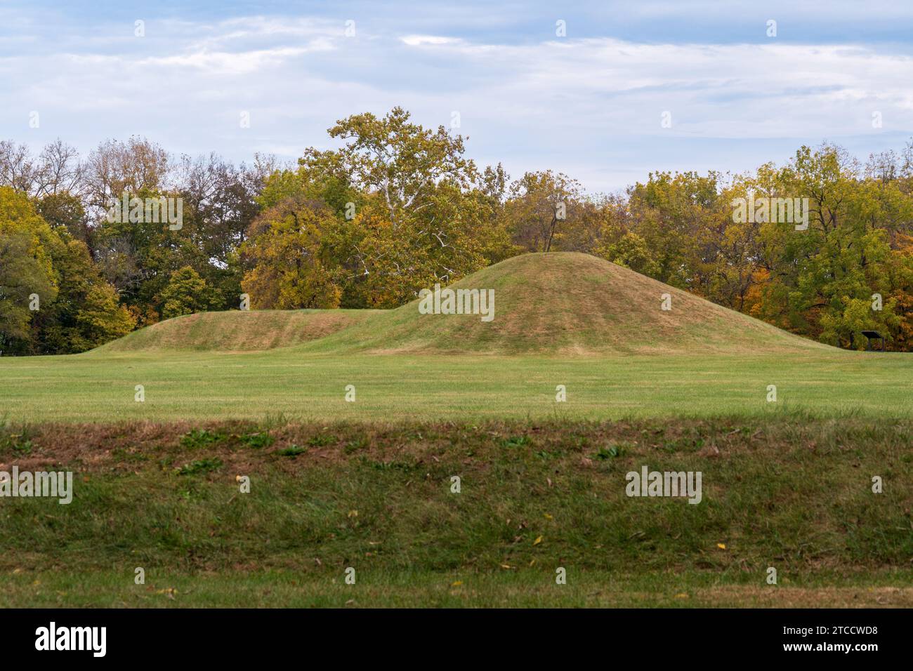 Earthworks presso l'Hopewell Culture National Historical Park in Ohio Foto Stock