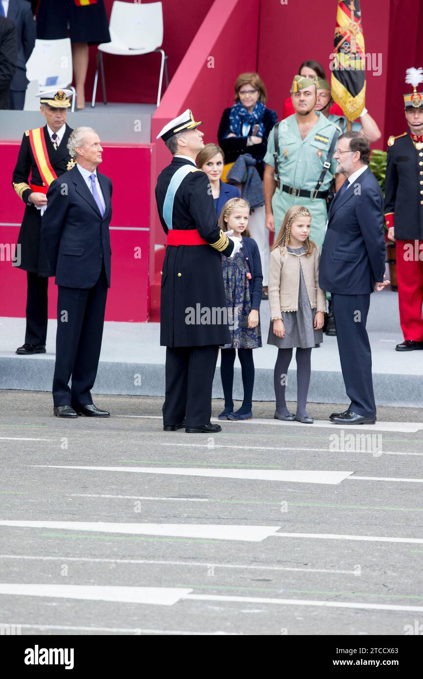 Madrid, 12/10/2015. Sua altezza reale Don Felipe vi e Doña Letizia, accompagnati dalla principessa Leonor e dall'infanta Sofía, presiedono la parata militare il 12 ottobre, la festa nazionale della Spagna. Foto: Ignacio Gil ARCHDC. Crediti: Album / Archivo ABC / Ignacio Gil Foto Stock