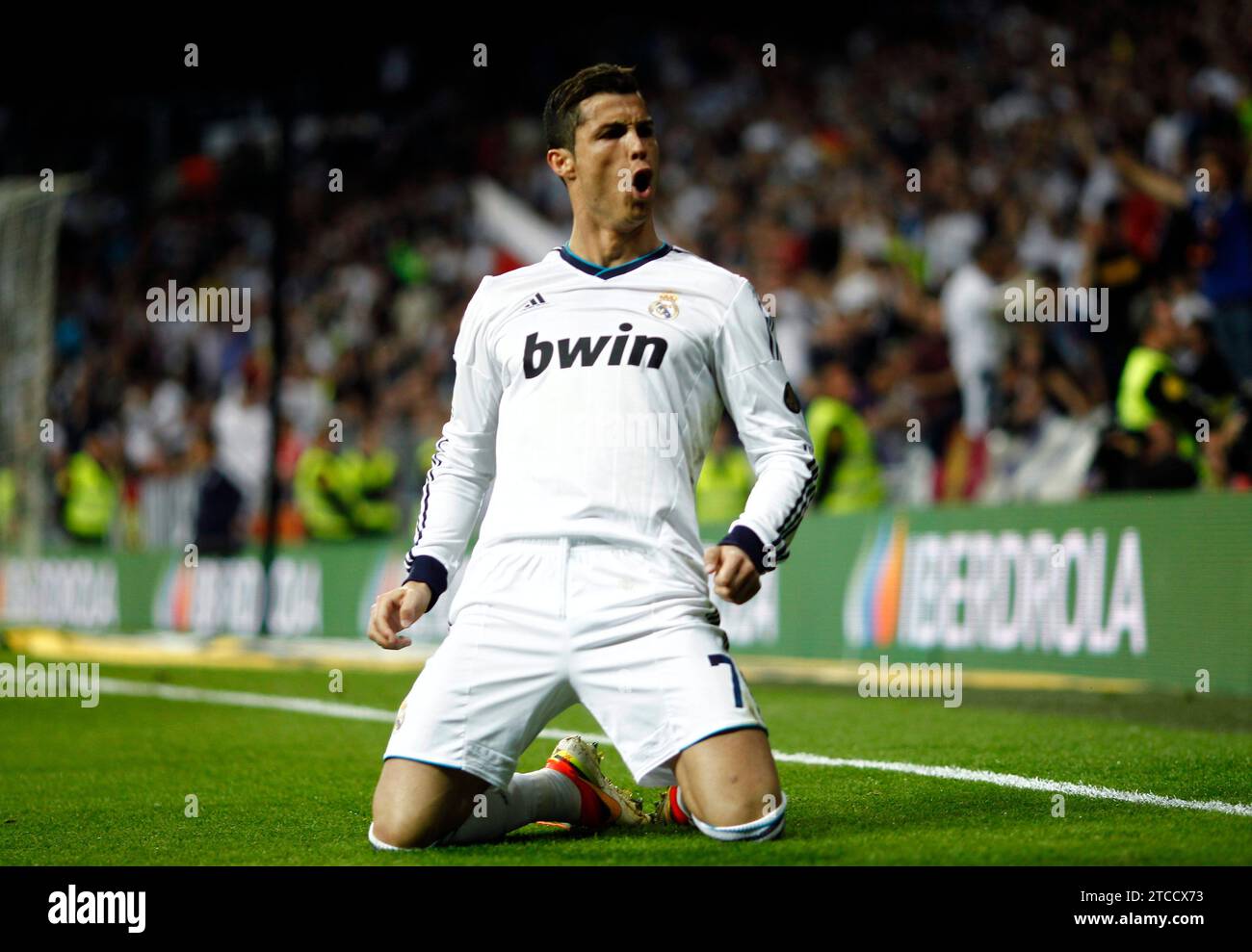 Madrid, 04/05/2013. Partita di campionato tra Real Madrid e Valladolid, allo stadio Santiago Bernabéu. Nell'immagine, Cristiano Ronaldo segna e celebra l'obiettivo. Foto: Oscar del Pozo ARCHDC. Crediti: Album / Archivo ABC / Oscar del Pozo Foto Stock