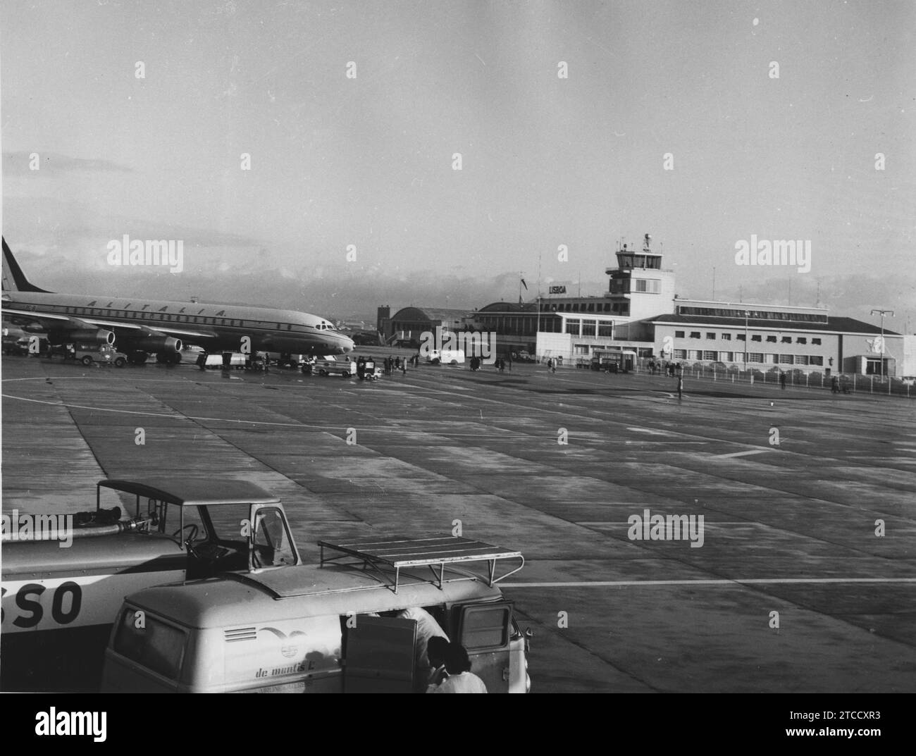 Lisbona (Portogallo), 1965 (ca.) Aeroporto di Portela, aperto nel 1940 e ancora in funzione. È il più grande in Portogallo. Crediti: Album / Archivo ABC / ARC,Álvaro García Pelayo Foto Stock