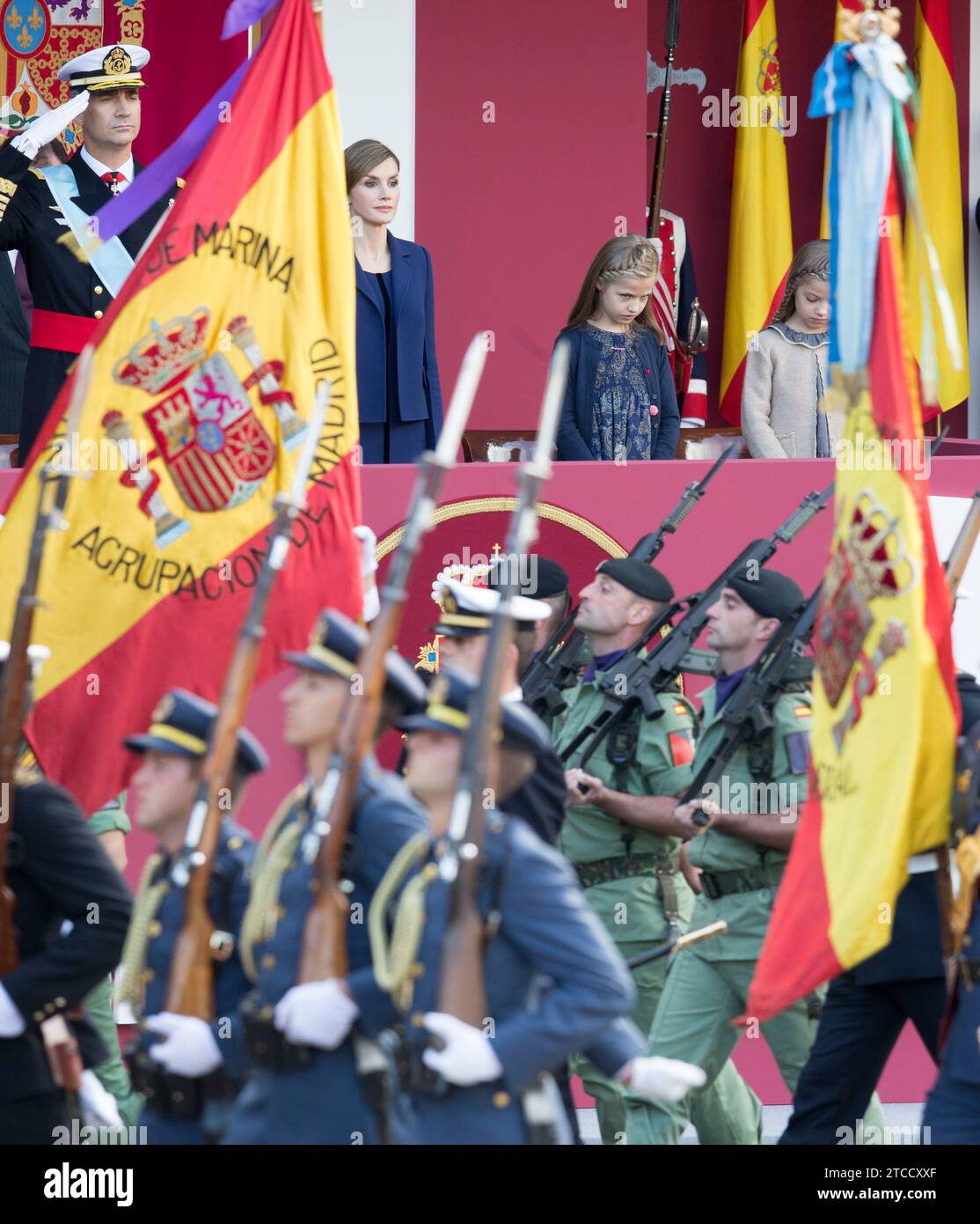 Madrid, 12/10/2015. Sua altezza reale Don Felipe vi e Doña Letizia, accompagnati dalla principessa Leonor e dall'infanta Sofía, presiedono la parata militare il 12 ottobre, la festa nazionale della Spagna. Foto: Ignacio Gil ARCHDC. Crediti: Album / Archivo ABC / Ignacio Gil Foto Stock