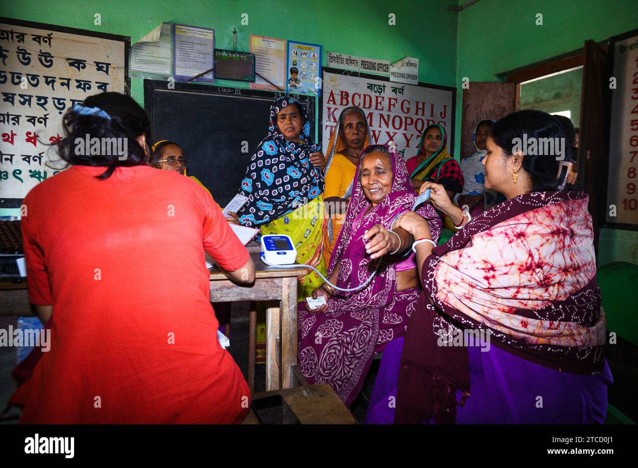 Nabin Nagar, un villaggio al confine India-Bangladesh, è poco collegato e isolato dalla città principale di Tehatta, in India. Pertanto, il governo dello stato del Bengala Occidentale ha istituito un campo per la distribuzione della medicina dopo aver mostrato le carte aadhaar attraverso un ufficiale medico e con l'aiuto dei lavoratori asha, controlli gratuiti sulla pressione dello zucchero presso la scuola primaria di Nabin Nagar. In questo giorno tutti i poveri abitanti del villaggio, dagli anziani agli studenti scolastici, vengono per un controllo medico gratuito a Nabin Nagar, Bengala Occidentale, India. Foto Stock