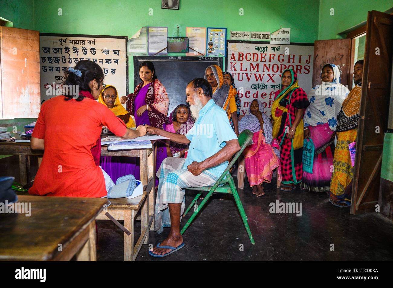 Nabin Nagar, un villaggio al confine India-Bangladesh, è poco collegato e isolato dalla città principale di Tehatta, in India. Pertanto, il governo dello stato del Bengala Occidentale ha istituito un campo per la distribuzione della medicina dopo aver mostrato le carte aadhaar attraverso un ufficiale medico e con l'aiuto dei lavoratori asha, controlli gratuiti sulla pressione dello zucchero presso la scuola primaria di Nabin Nagar. In questo giorno tutti i poveri abitanti del villaggio, dagli anziani agli studenti scolastici, vengono per un controllo medico gratuito a Nabin Nagar, Bengala Occidentale, India. Foto Stock