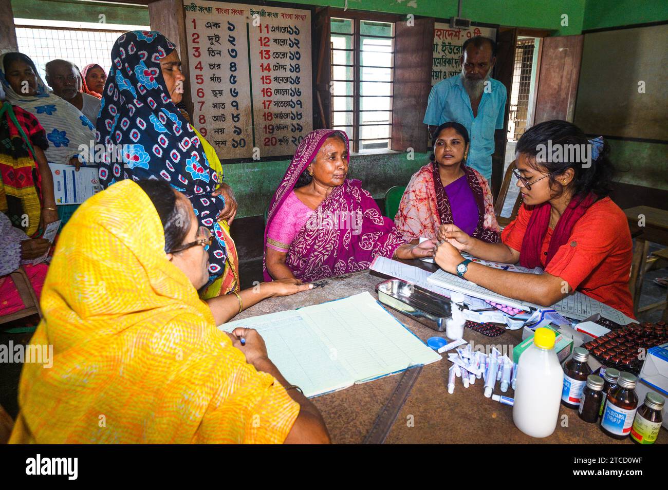 Nabin Nagar, un villaggio al confine India-Bangladesh, è poco collegato e isolato dalla città principale di Tehatta, in India. Pertanto, il governo dello stato del Bengala Occidentale ha istituito un campo per la distribuzione della medicina dopo aver mostrato le carte aadhaar attraverso un ufficiale medico e con l'aiuto dei lavoratori asha, controlli gratuiti sulla pressione dello zucchero presso la scuola primaria di Nabin Nagar. In questo giorno tutti i poveri abitanti del villaggio, dagli anziani agli studenti scolastici, vengono per un controllo medico gratuito a Nabin Nagar, Bengala Occidentale, India. Foto Stock