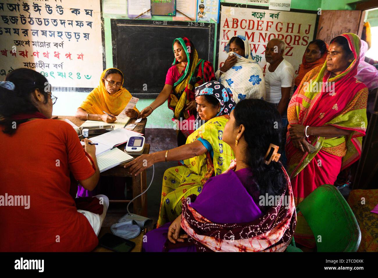 Nabin Nagar, un villaggio al confine India-Bangladesh, è poco collegato e isolato dalla città principale di Tehatta, in India. Pertanto, il governo dello stato del Bengala Occidentale ha istituito un campo per la distribuzione della medicina dopo aver mostrato le carte aadhaar attraverso un ufficiale medico e con l'aiuto dei lavoratori asha, controlli gratuiti sulla pressione dello zucchero presso la scuola primaria di Nabin Nagar. In questo giorno tutti i poveri abitanti del villaggio, dagli anziani agli studenti scolastici, vengono per un controllo medico gratuito a Nabin Nagar, Bengala Occidentale, India. Foto Stock