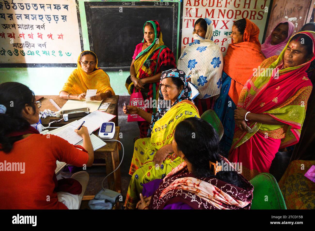 Nabin Nagar, un villaggio al confine India-Bangladesh, è poco collegato e isolato dalla città principale di Tehatta, in India. Pertanto, il governo dello stato del Bengala Occidentale ha istituito un campo per la distribuzione della medicina dopo aver mostrato le carte aadhaar attraverso un ufficiale medico e con l'aiuto dei lavoratori asha, controlli gratuiti sulla pressione dello zucchero presso la scuola primaria di Nabin Nagar. In questo giorno tutti i poveri abitanti del villaggio, dagli anziani agli studenti scolastici, vengono per un controllo medico gratuito a Nabin Nagar, Bengala Occidentale, India. Foto Stock