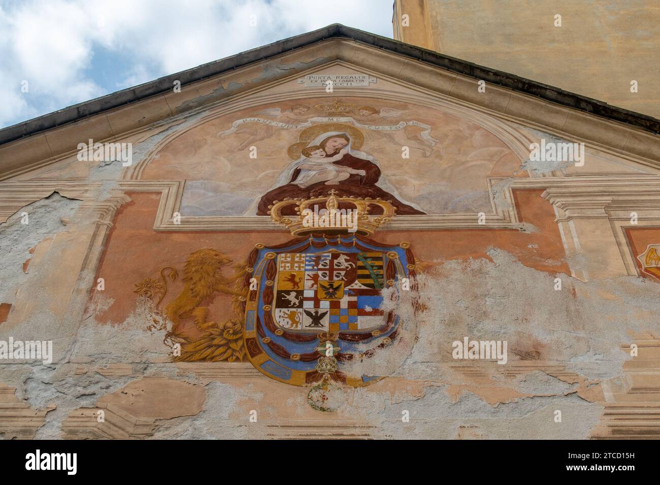 Particolare porta reale porta medievale con stemma dei Savoia e l'immagine della Vergine, protettrice del paese, Finalborgo, Savona, Liguria Foto Stock