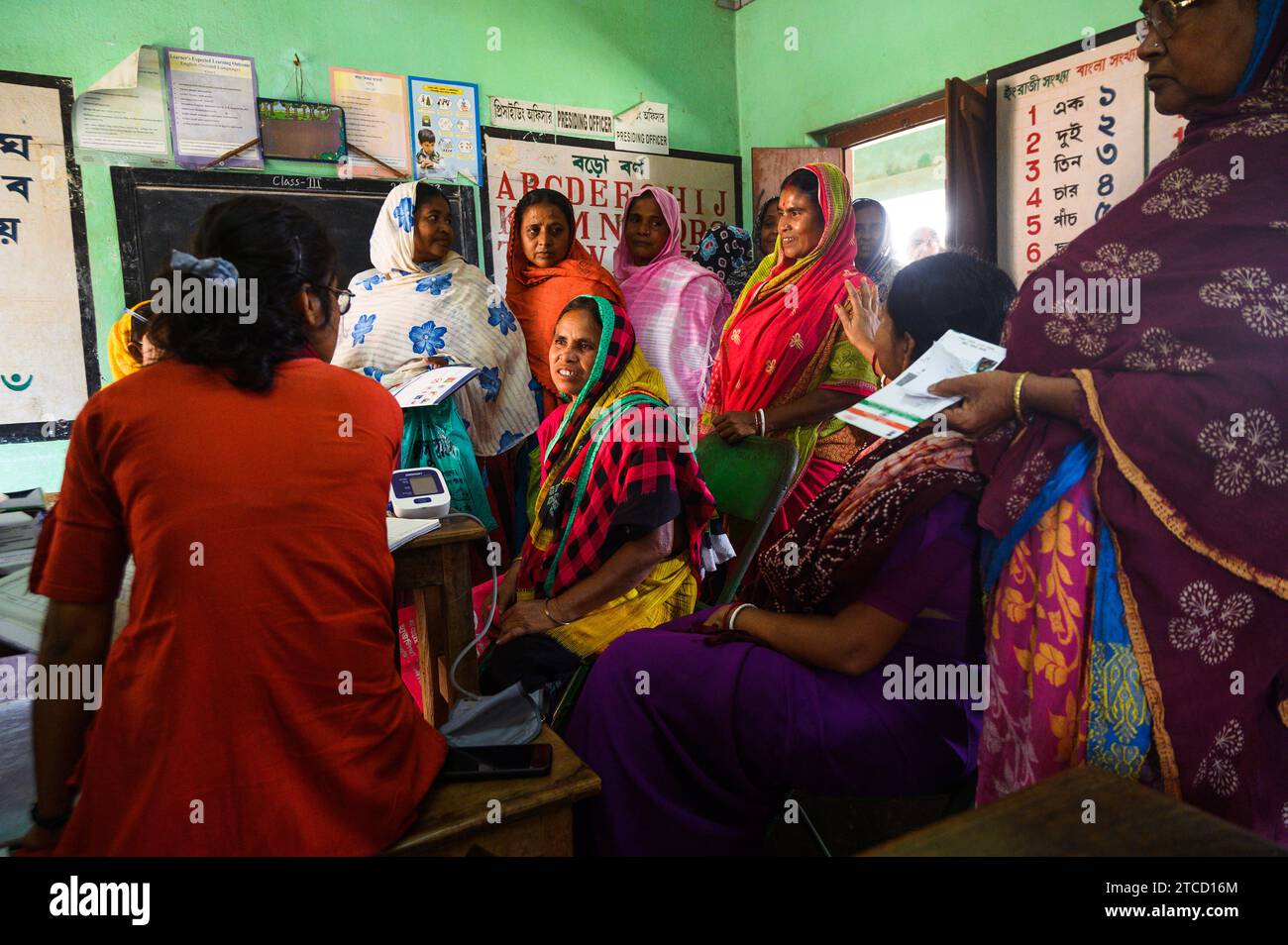 Nabin Nagar, un villaggio al confine India-Bangladesh, è poco collegato e isolato dalla città principale di Tehatta, in India. Pertanto, il governo dello stato del Bengala Occidentale ha istituito un campo per la distribuzione della medicina dopo aver mostrato le carte aadhaar attraverso un ufficiale medico e con l'aiuto dei lavoratori asha, controlli gratuiti sulla pressione dello zucchero presso la scuola primaria di Nabin Nagar. In questo giorno tutti i poveri abitanti del villaggio, dagli anziani agli studenti scolastici, vengono per un controllo medico gratuito a Nabin Nagar, Bengala Occidentale, India. Foto Stock