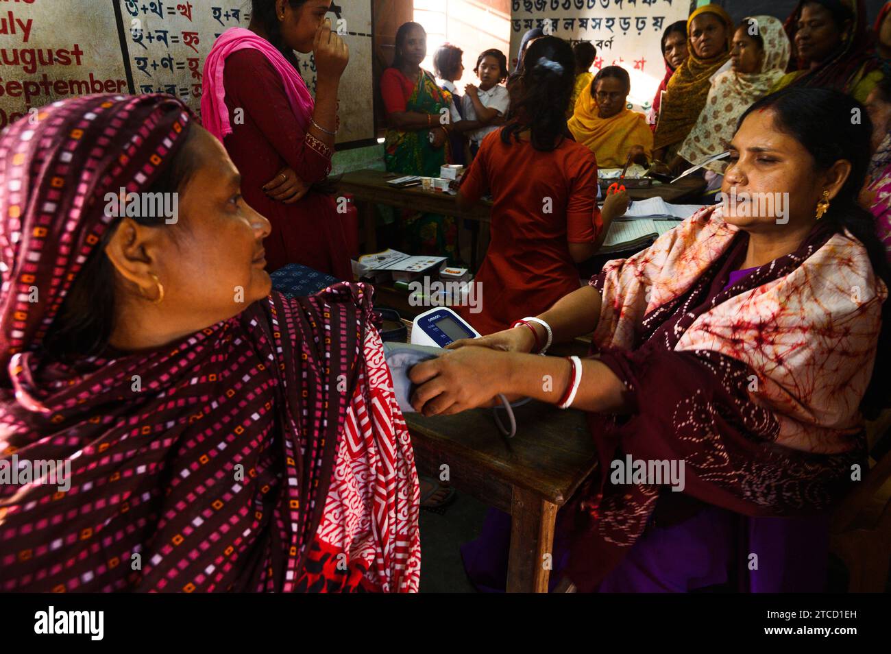 Nabin Nagar, un villaggio al confine India-Bangladesh, è poco collegato e isolato dalla città principale di Tehatta, in India. Pertanto, il governo dello stato del Bengala Occidentale ha istituito un campo per la distribuzione della medicina dopo aver mostrato le carte aadhaar attraverso un ufficiale medico e con l'aiuto dei lavoratori asha, controlli gratuiti sulla pressione dello zucchero presso la scuola primaria di Nabin Nagar. In questo giorno tutti i poveri abitanti del villaggio, dagli anziani agli studenti scolastici, vengono per un controllo medico gratuito a Nabin Nagar, Bengala Occidentale, India. Foto Stock